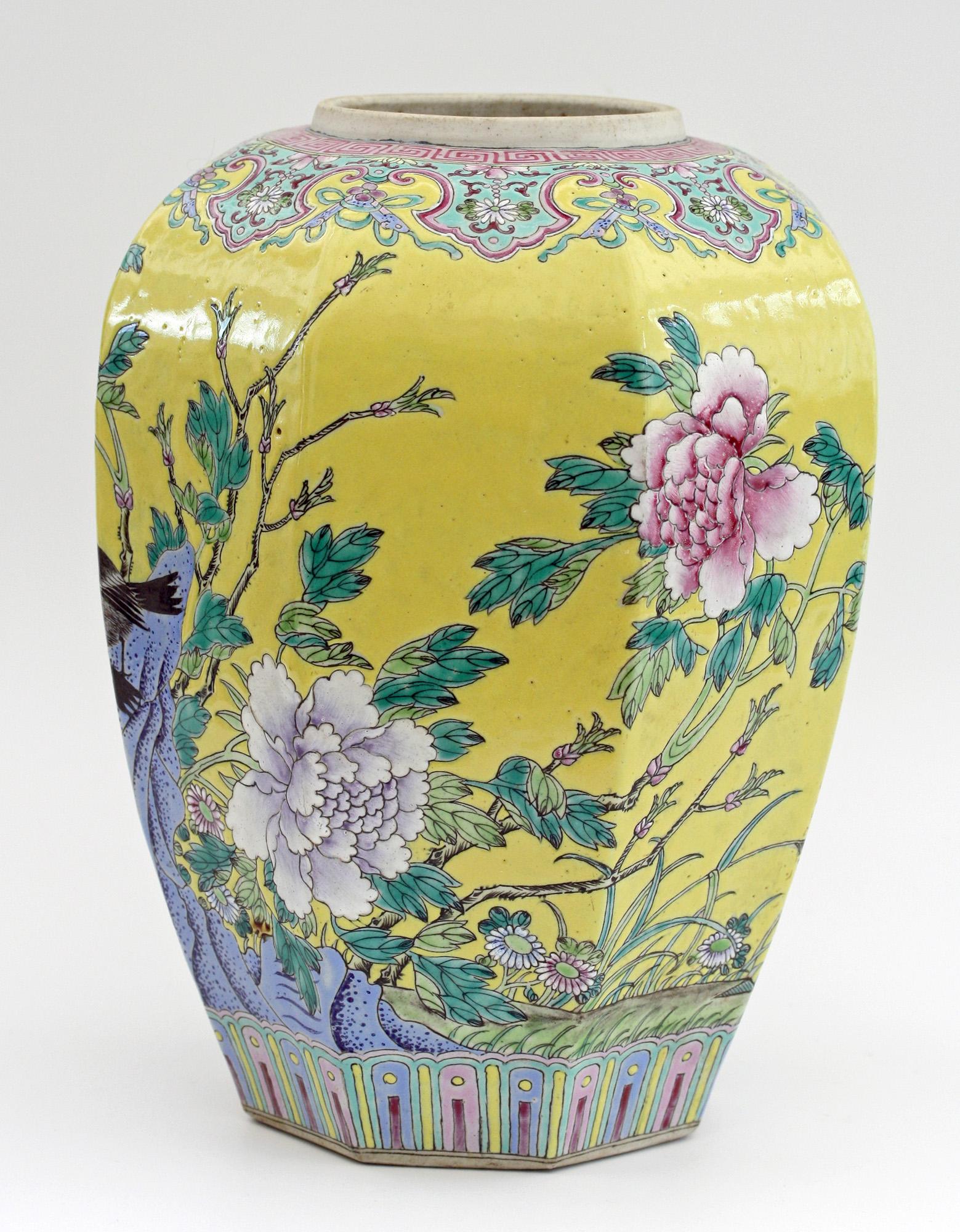 Large Chinese Tongzhi Octagonal Vase with Magpies Amdist Foliage, 19th Century 10