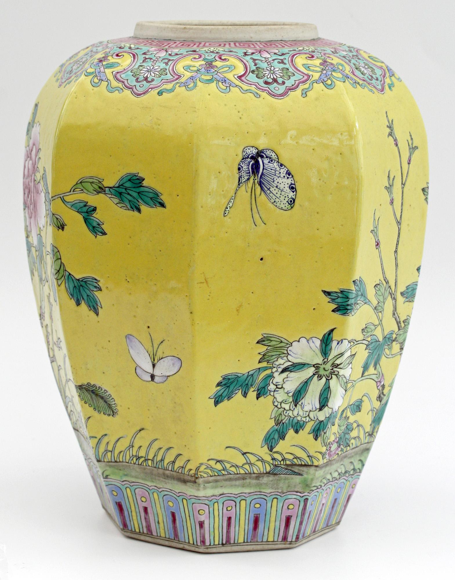 Large Chinese Tongzhi Octagonal Vase with Magpies Amdist Foliage, 19th Century 11
