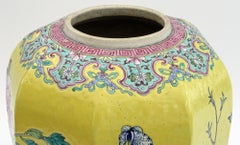Large Chinese Tongzhi Octagonal Vase with Magpies Amdist Foliage, 19th Century