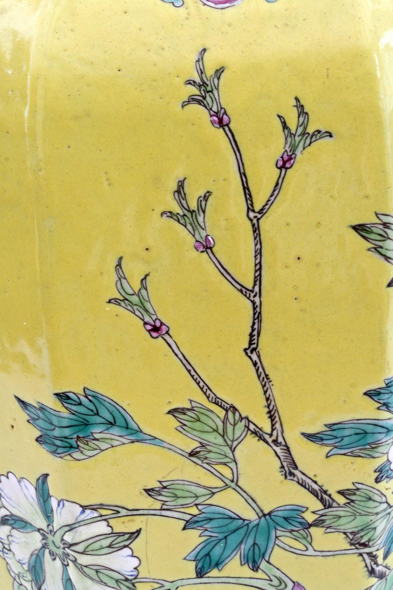 Qing Large Chinese Tongzhi Octagonal Vase with Magpies Amdist Foliage, 19th Century