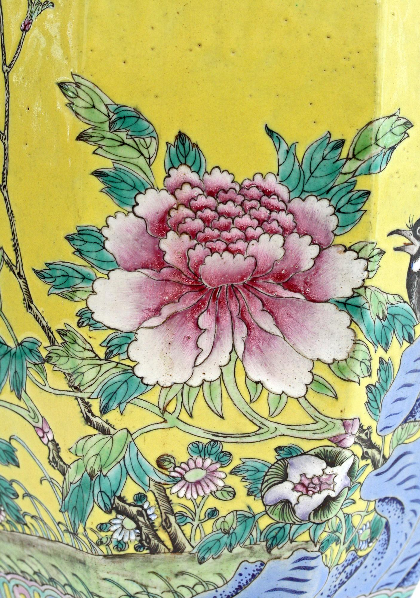 Hand-Painted Large Chinese Tongzhi Octagonal Vase with Magpies Amdist Foliage, 19th Century