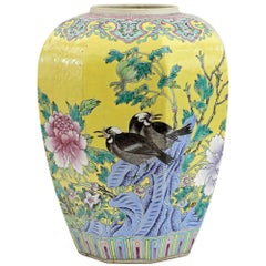 Large Chinese Tongzhi Octagonal Vase with Magpies Amdist Foliage, 19th Century