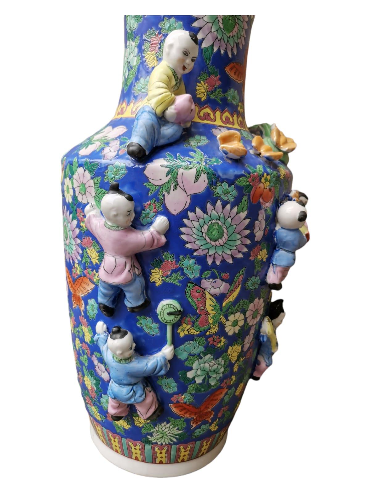 Grand vase chinois. En porcelaine de la première moitié du 20e siècle. Bon état . Mesures : 65 cm de hauteur.
Très bon état.