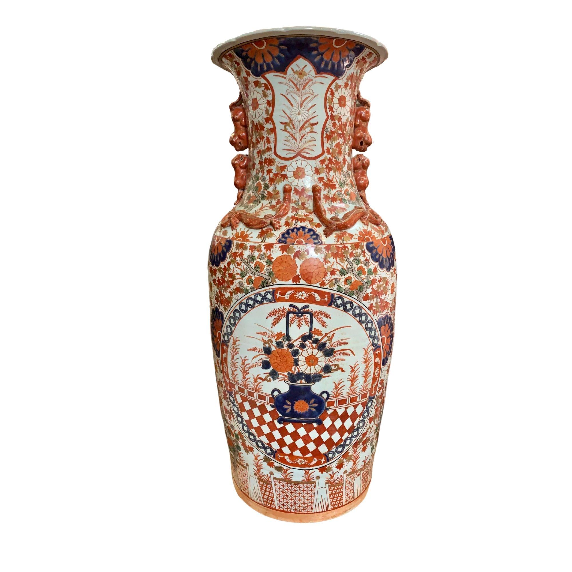Ensemble de deux grands vases/urnes de style asiatique.
 