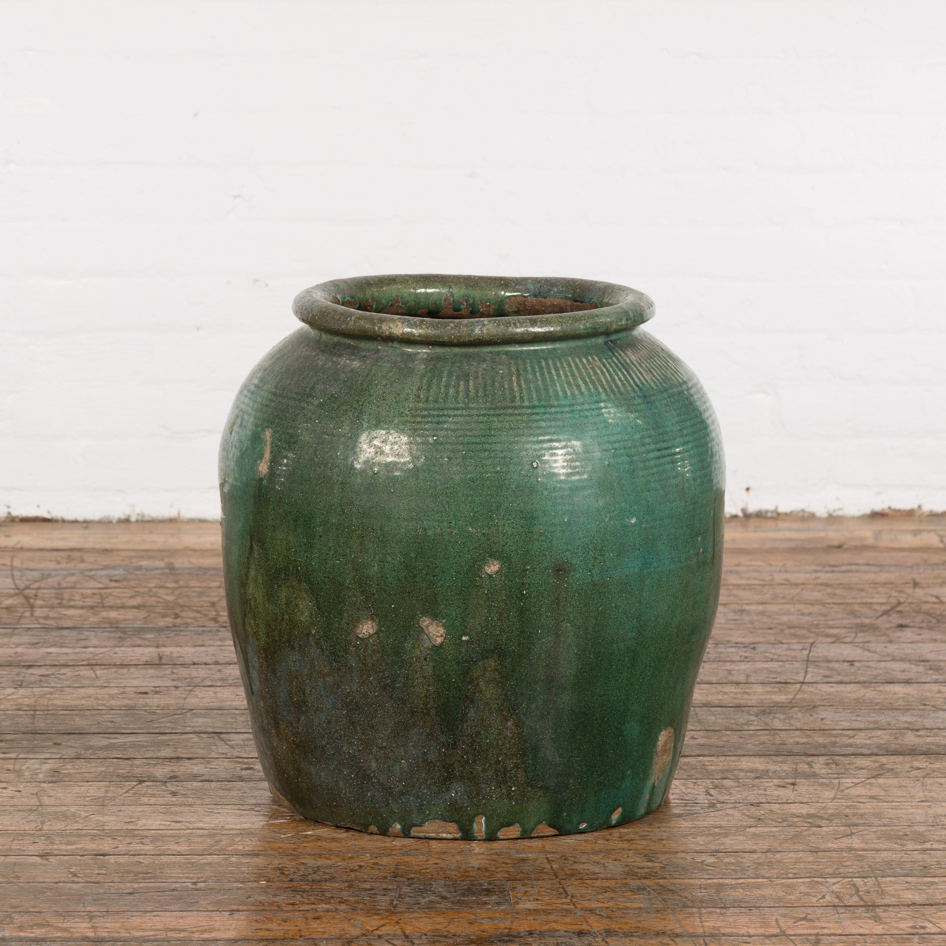 Large Chinese Vintage Green Glazed Ceramic Planter with Striated Décor In Good Condition For Sale In Yonkers, NY