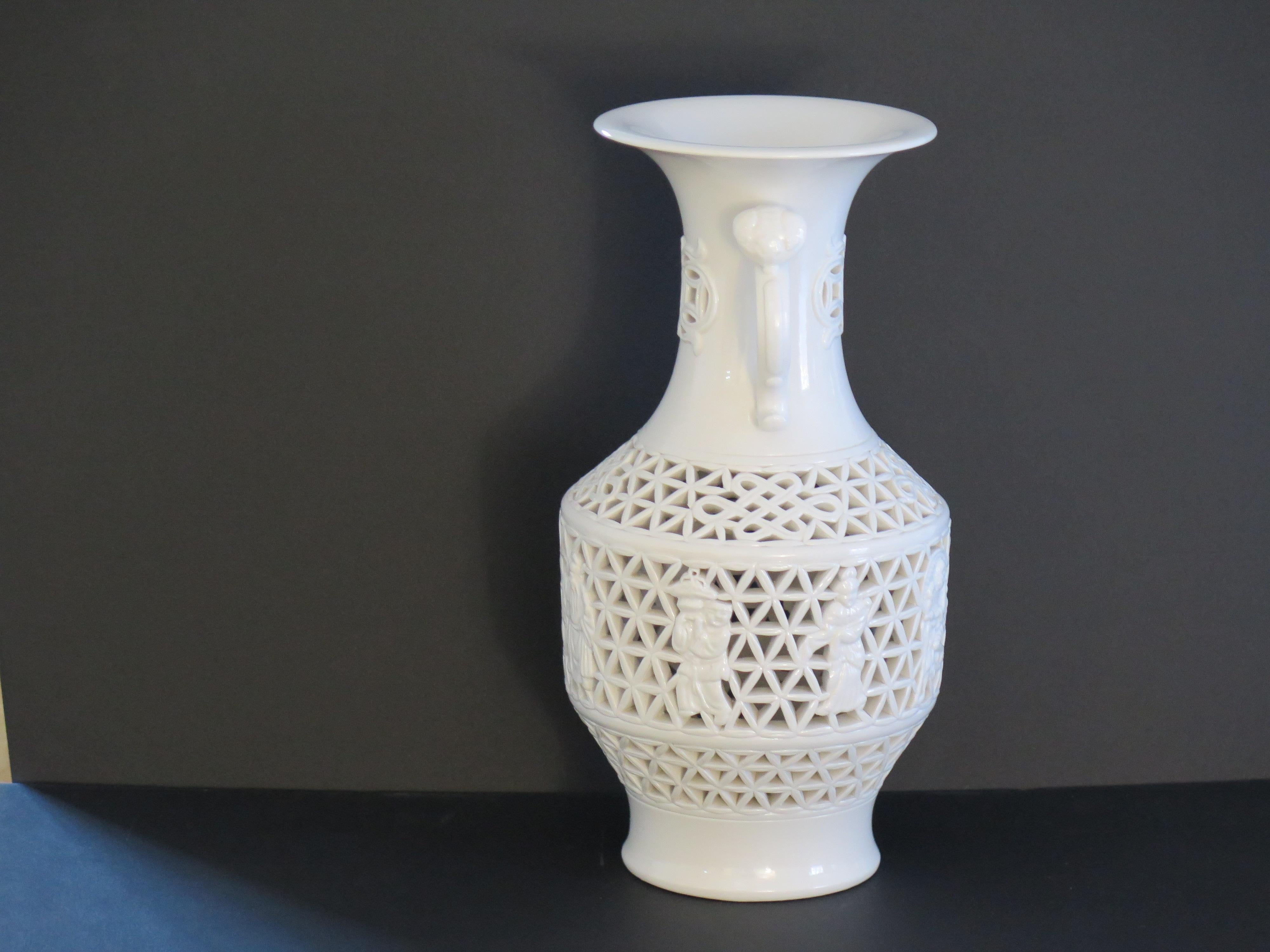  Große chinesische weiße Blanc-de-Chine-Vase aus Porzellan, reticulat, Mitte des Jahrhunderts im Angebot 3