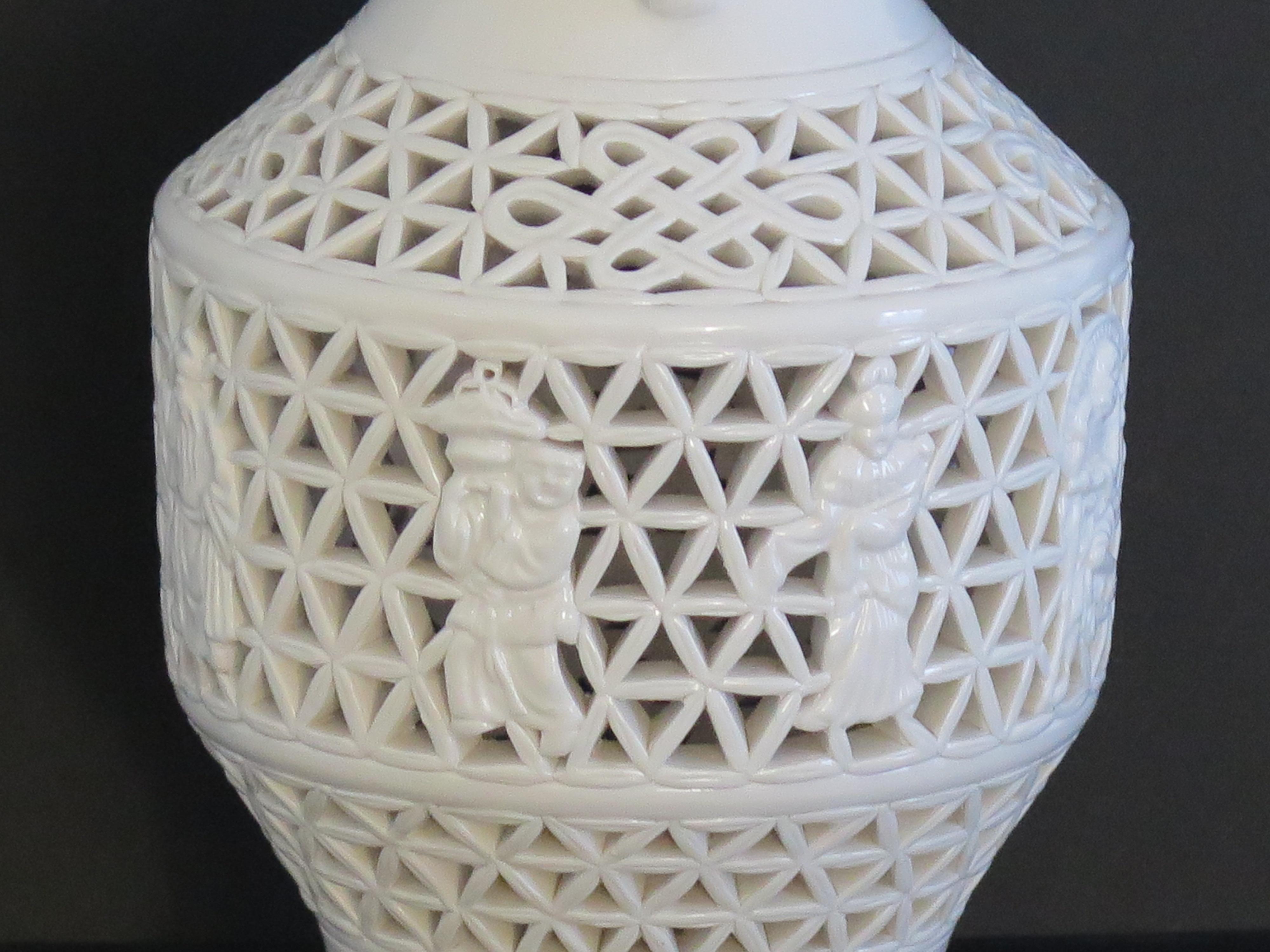  Große chinesische weiße Blanc-de-Chine-Vase aus Porzellan, reticulat, Mitte des Jahrhunderts im Angebot 4