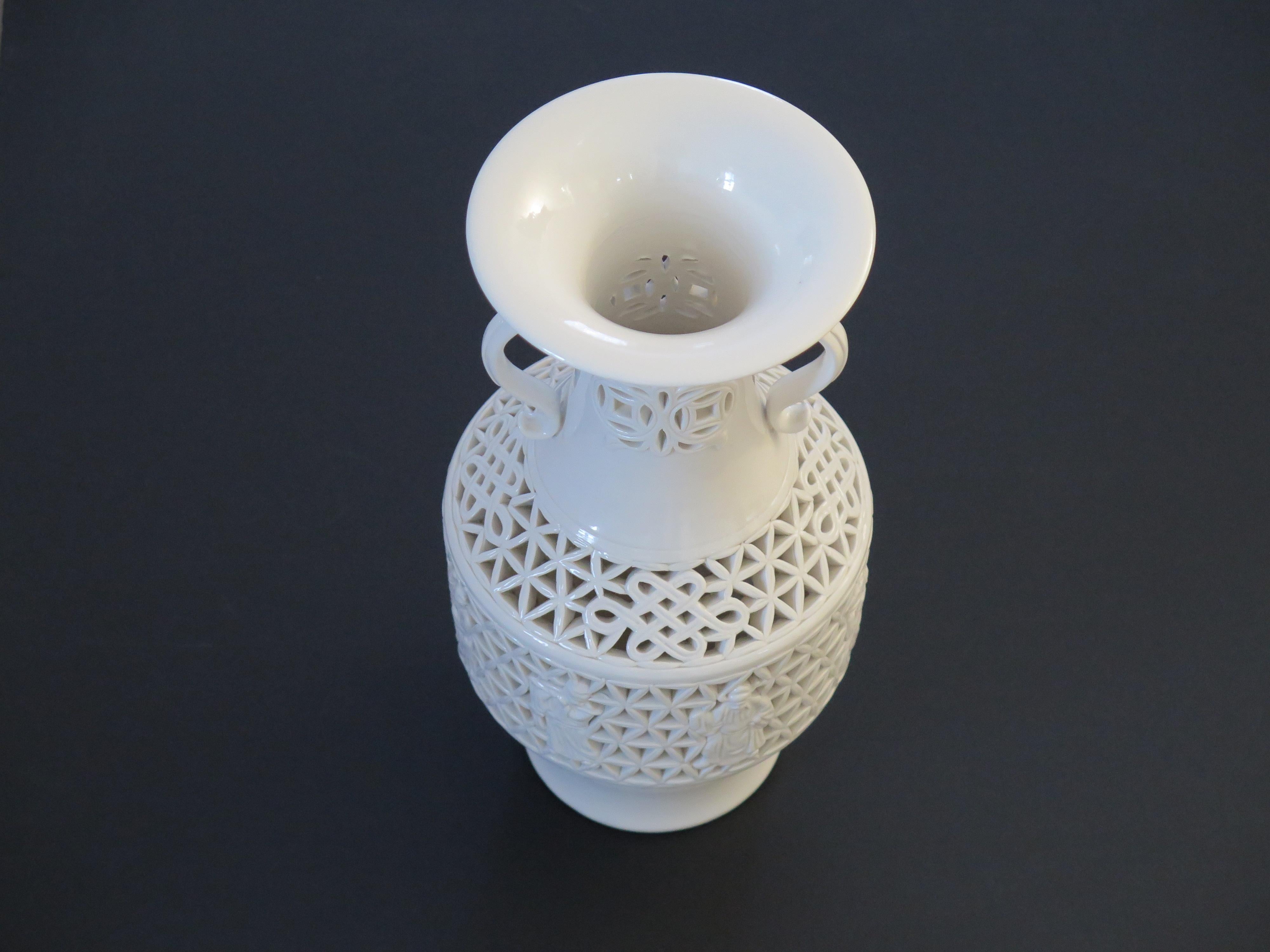  Große chinesische weiße Blanc-de-Chine-Vase aus Porzellan, reticulat, Mitte des Jahrhunderts im Angebot 5