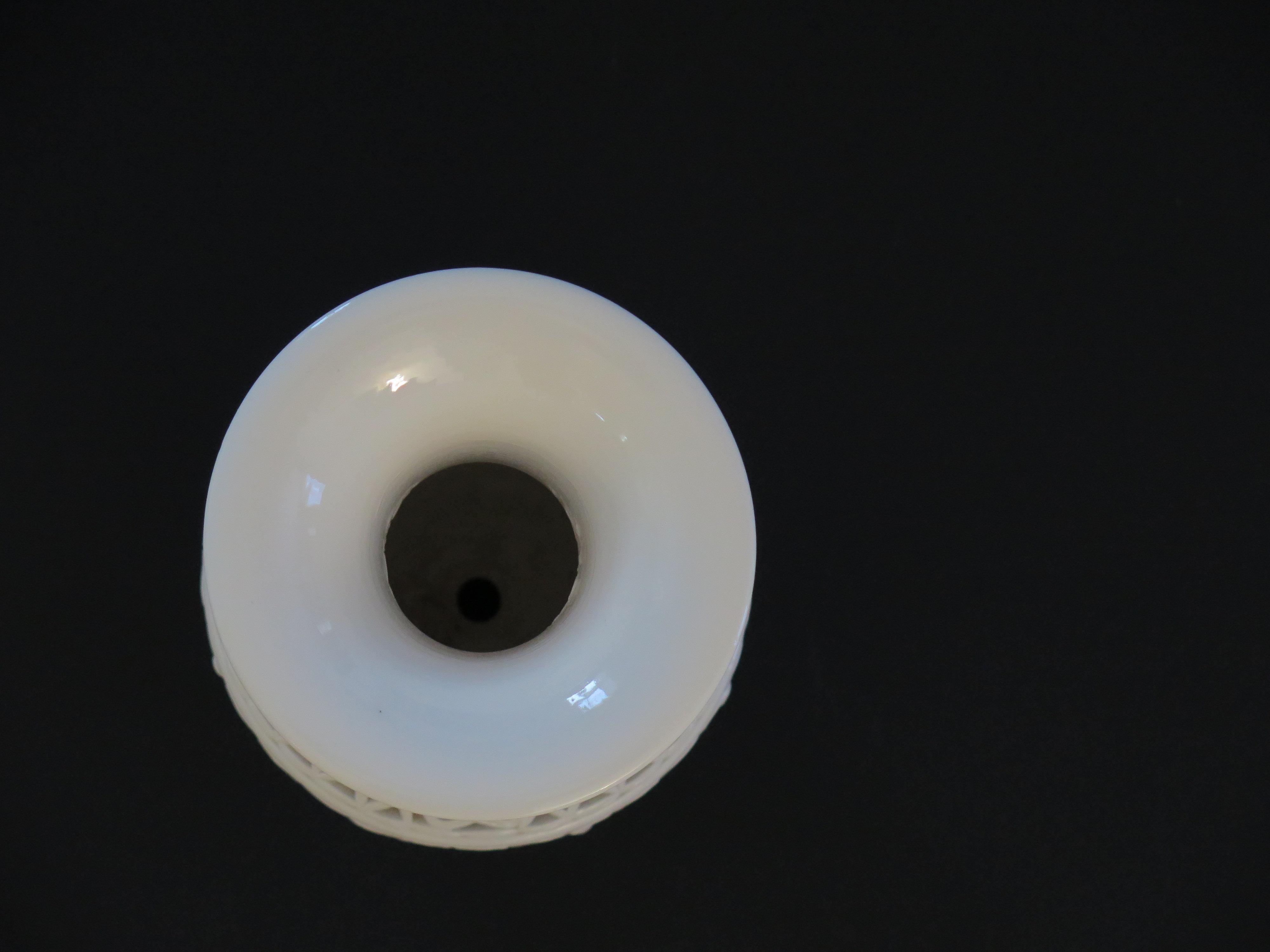  Große chinesische weiße Blanc-de-Chine-Vase aus Porzellan, reticulat, Mitte des Jahrhunderts im Angebot 6