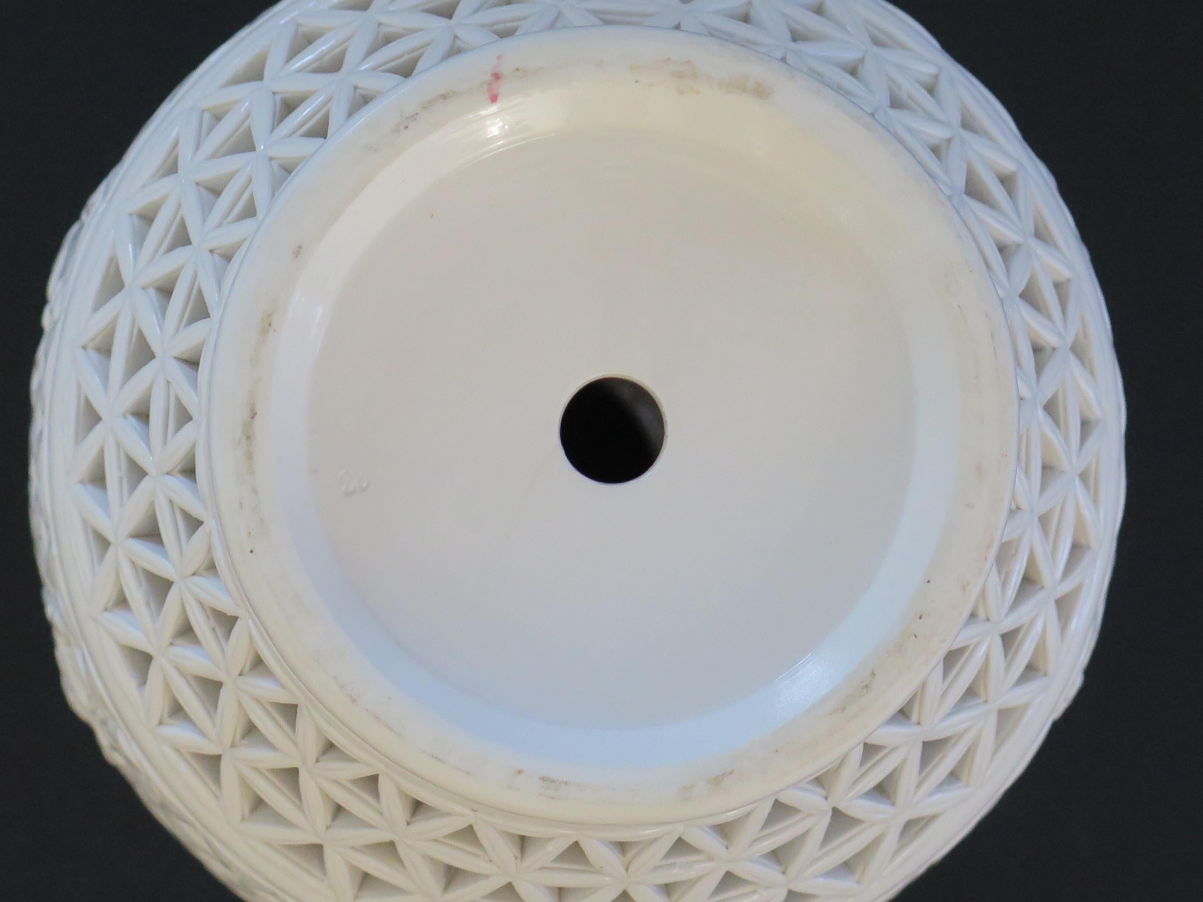  Große chinesische weiße Blanc-de-Chine-Vase aus Porzellan, reticulat, Mitte des Jahrhunderts im Angebot 8
