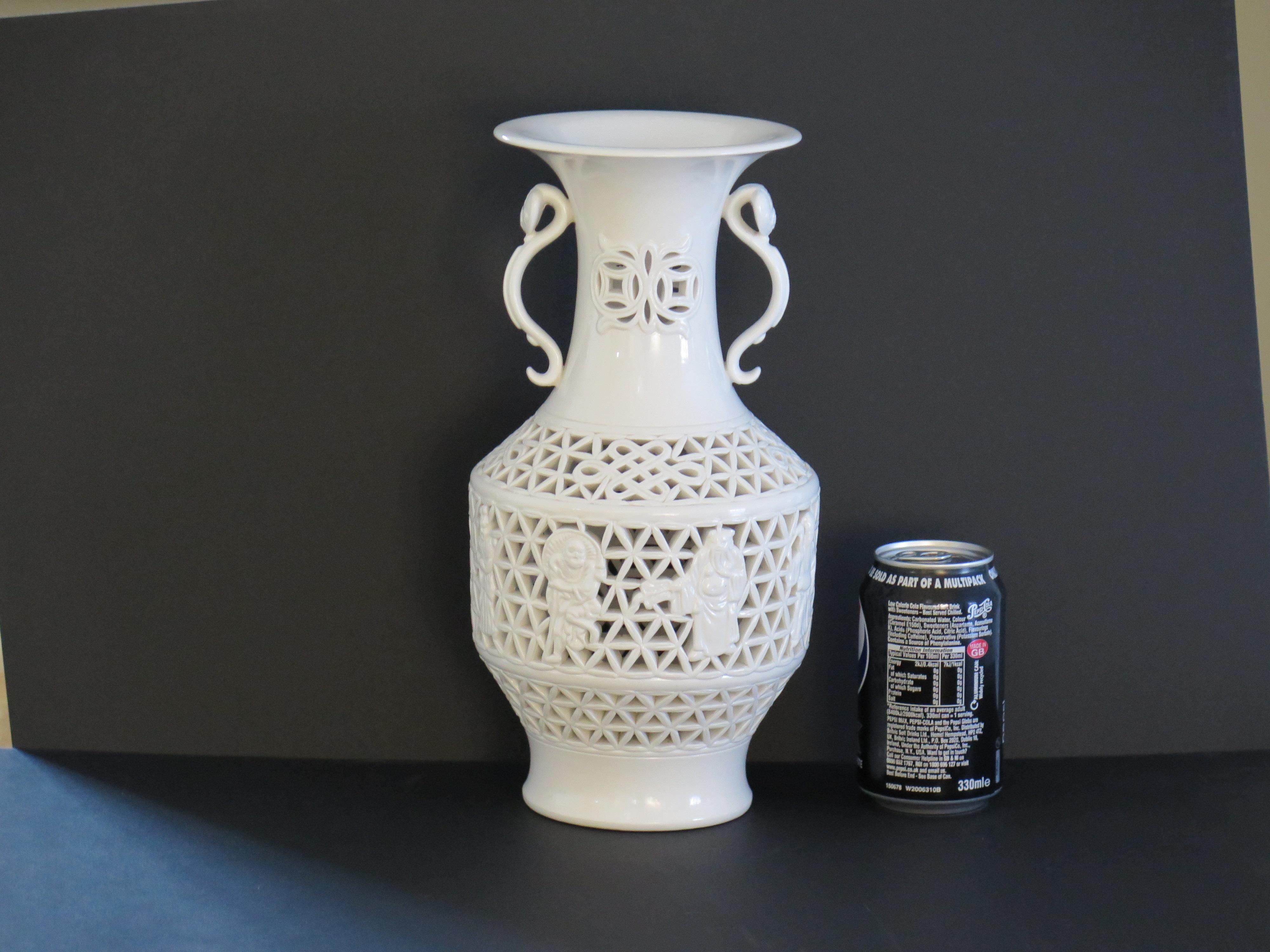  Large Chinese white Blanc-de-Chine Vase Porcelain reticulated, mid century For Sale 10