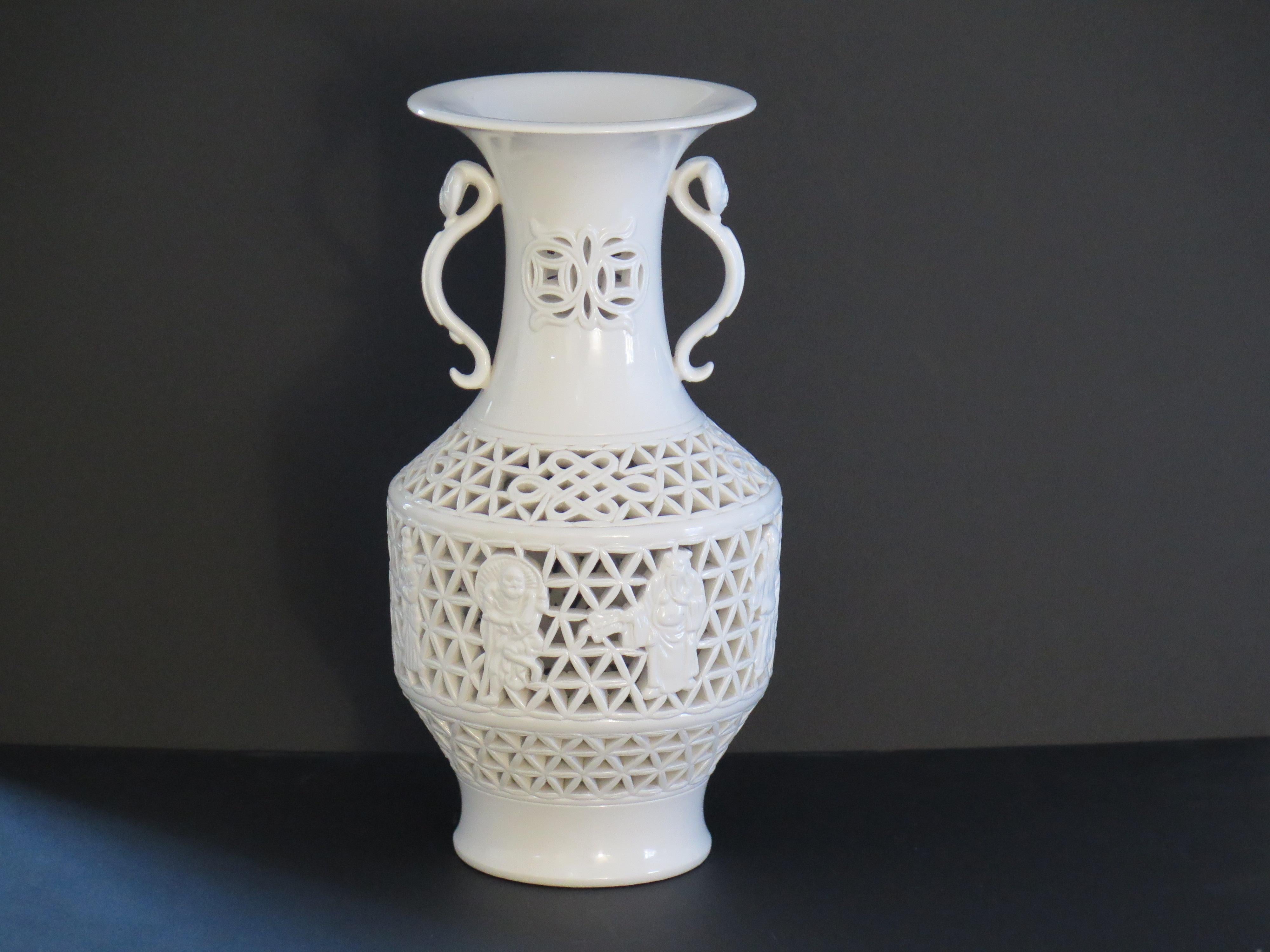 Dies ist eine sehr feine Qualität chinesischen Blanc-De-Chine Vase mit einem feinen netzartigen Dekor, aus der Mitte des 20. Jahrhunderts, ca. 1940.
 
Die Vase ist sehr gut von Hand getöpfert, hat einen Becherkörper und einen ausgestellten Rand mit
