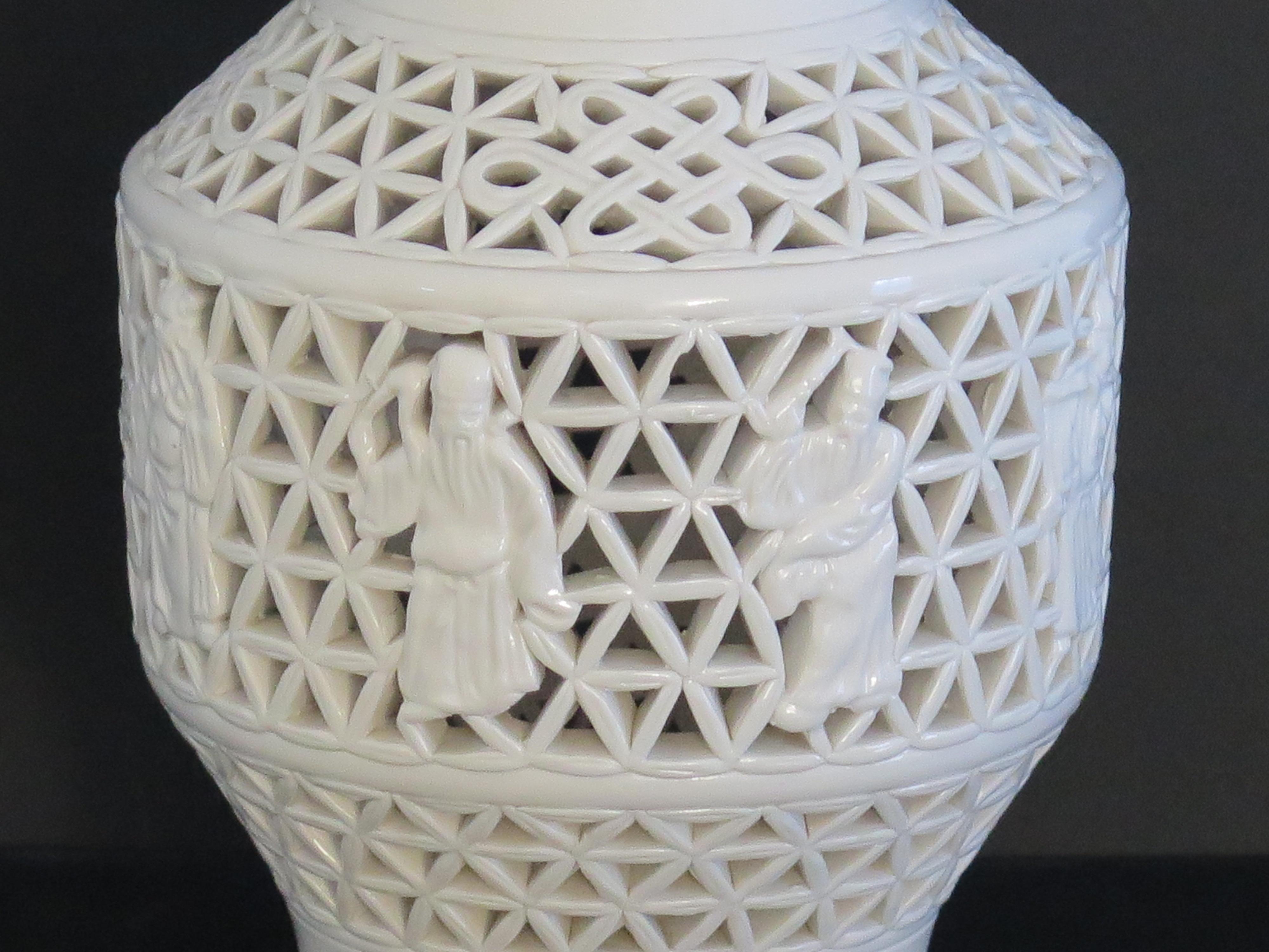 Große chinesische weiße Blanc-de-Chine-Vase aus Porzellan, reticulat, Mitte des Jahrhunderts (Handgefertigt) im Angebot