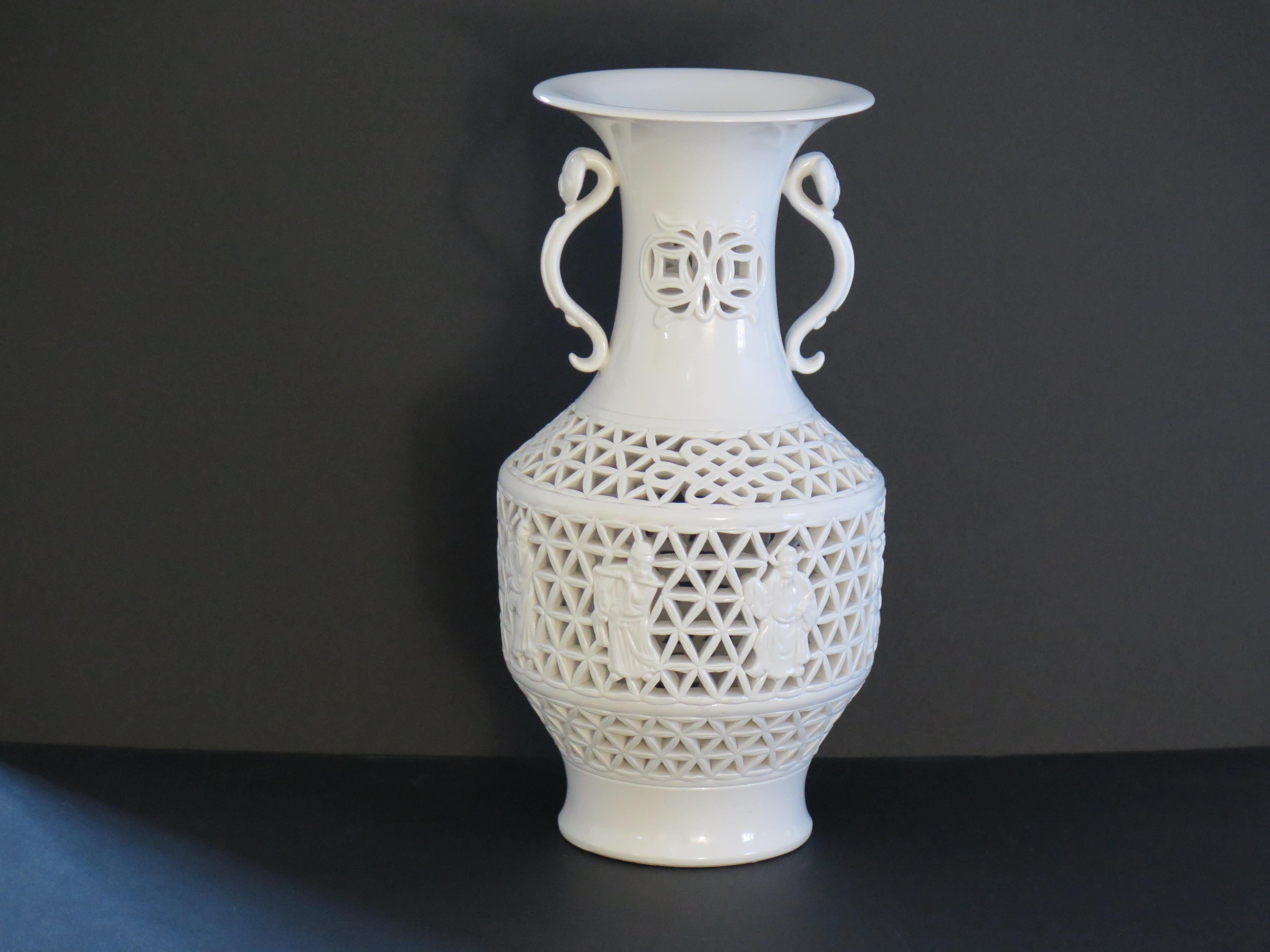  Large Chinese white Blanc-de-Chine Vase Porcelain reticulated, mid century For Sale 1