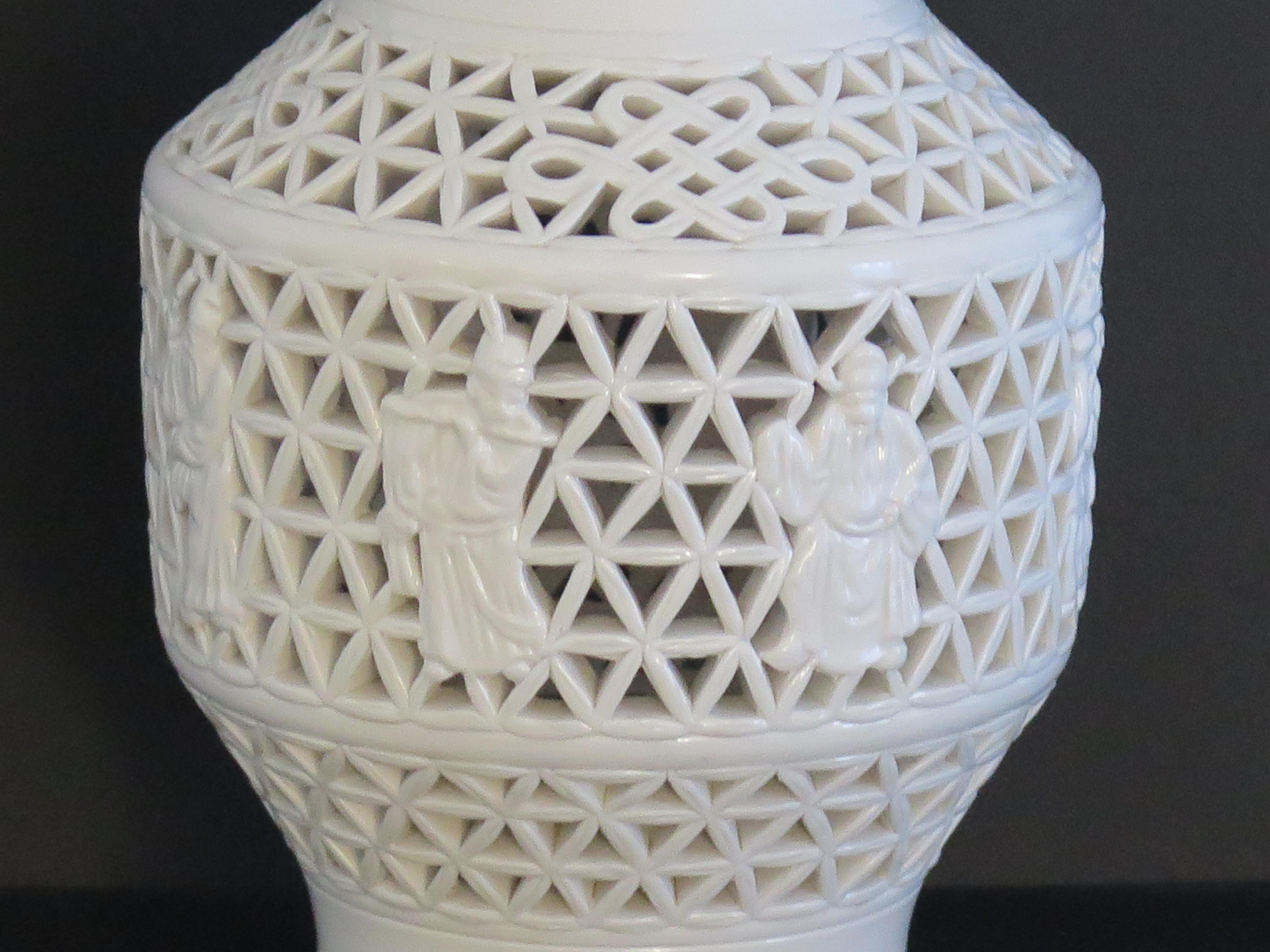  Große chinesische weiße Blanc-de-Chine-Vase aus Porzellan, reticulat, Mitte des Jahrhunderts im Angebot 1