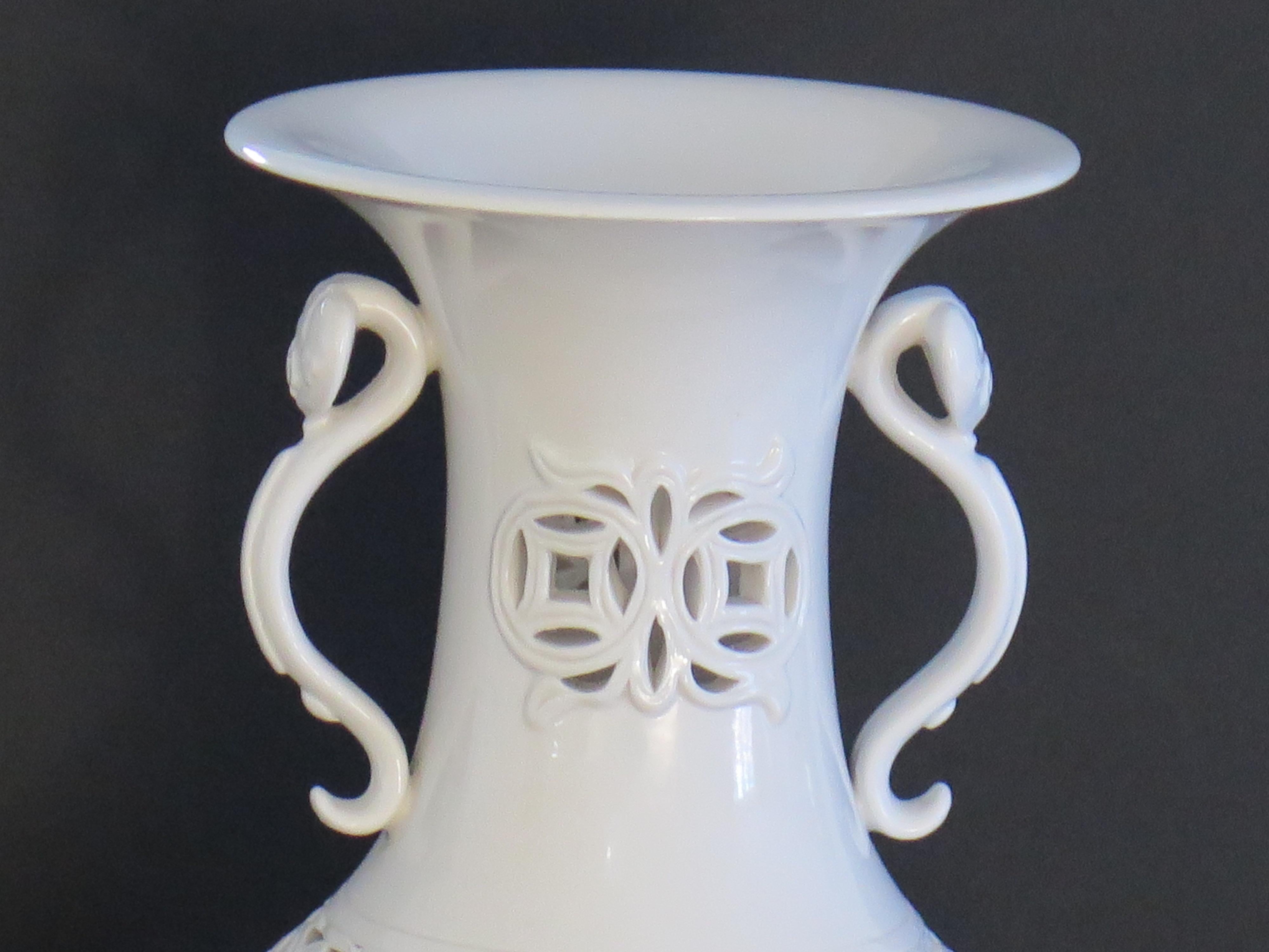  Large Chinese white Blanc-de-Chine Vase Porcelain reticulated, mid century For Sale 3
