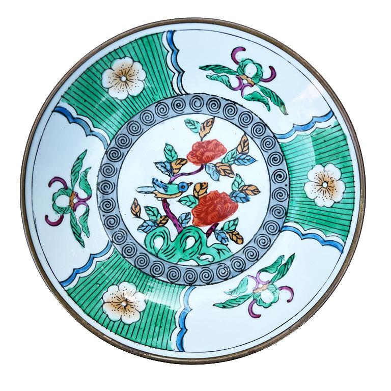 Gran baratija redonda de cerámica chinesca famille verte. Este colorido plato de cambio es más grande de lo que solemos encontrar. Está hecho de cerámica y tiene un diseño floral pintado a mano en el interior. En el centro, rodeadas por un medallón,