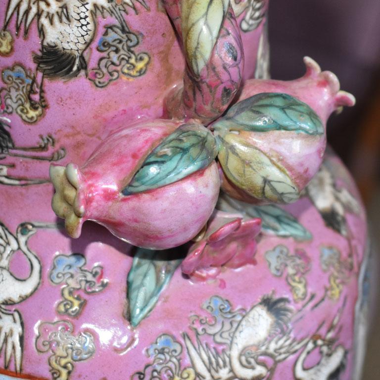 Céramique Grand vase rose Famille Rose de Chinoiserie avec motif floral et oiseau en vente