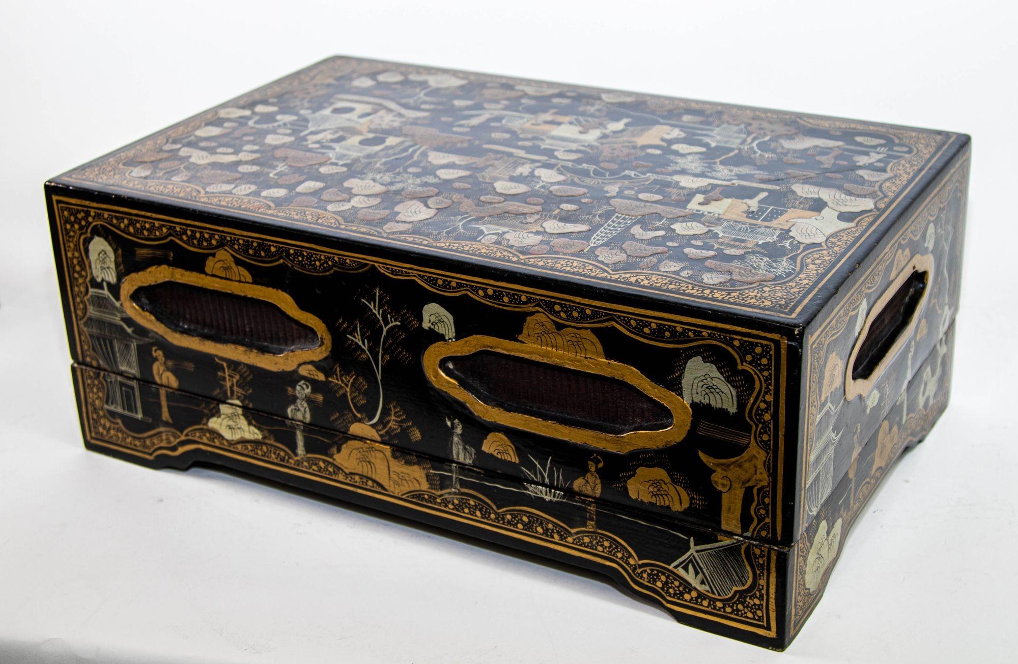 Gran caja rectangular de Chinoiserie lacada en negro y pintada de dorado Años 50 en venta 6