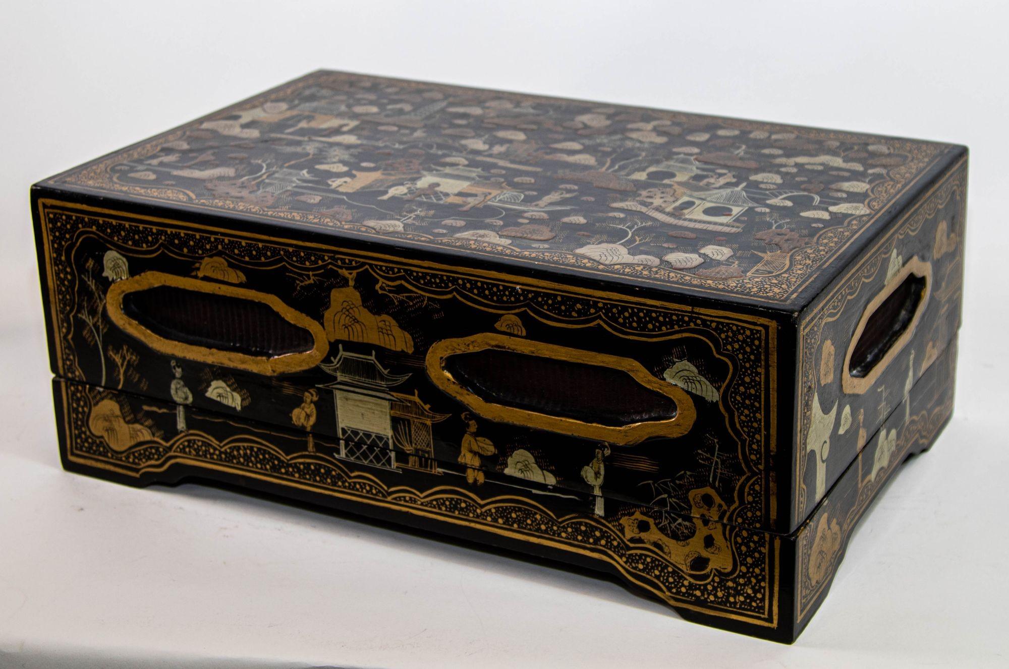 Gran caja rectangular de Chinoiserie lacada en negro y pintada de dorado Años 50 en venta 7