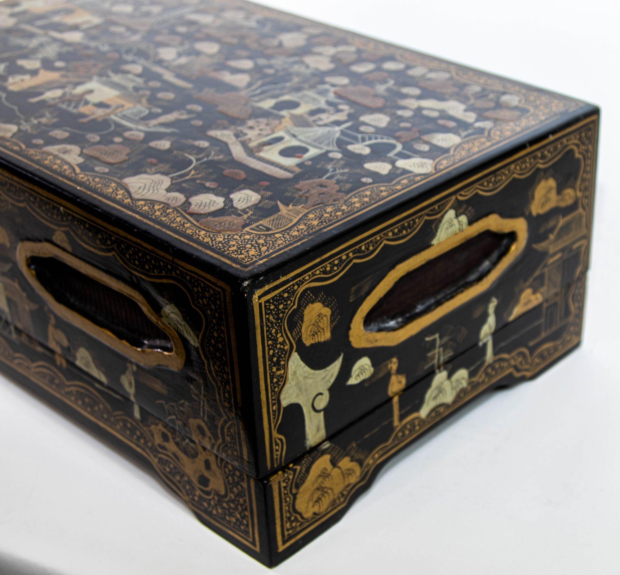 Gran caja rectangular de Chinoiserie lacada en negro y pintada de dorado Años 50 en venta 8