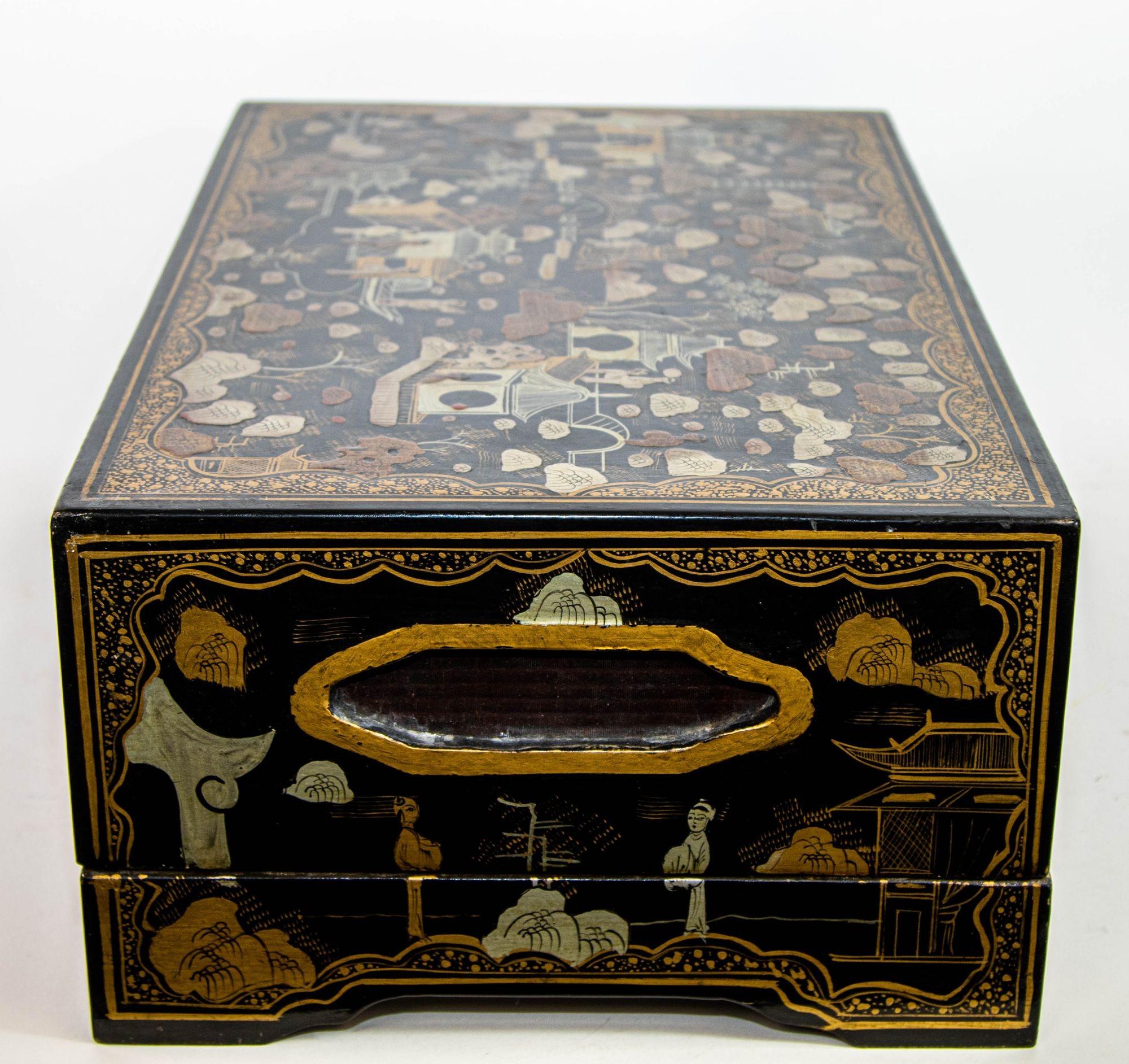 Gran caja rectangular de Chinoiserie lacada en negro y pintada de dorado Años 50 en venta 9