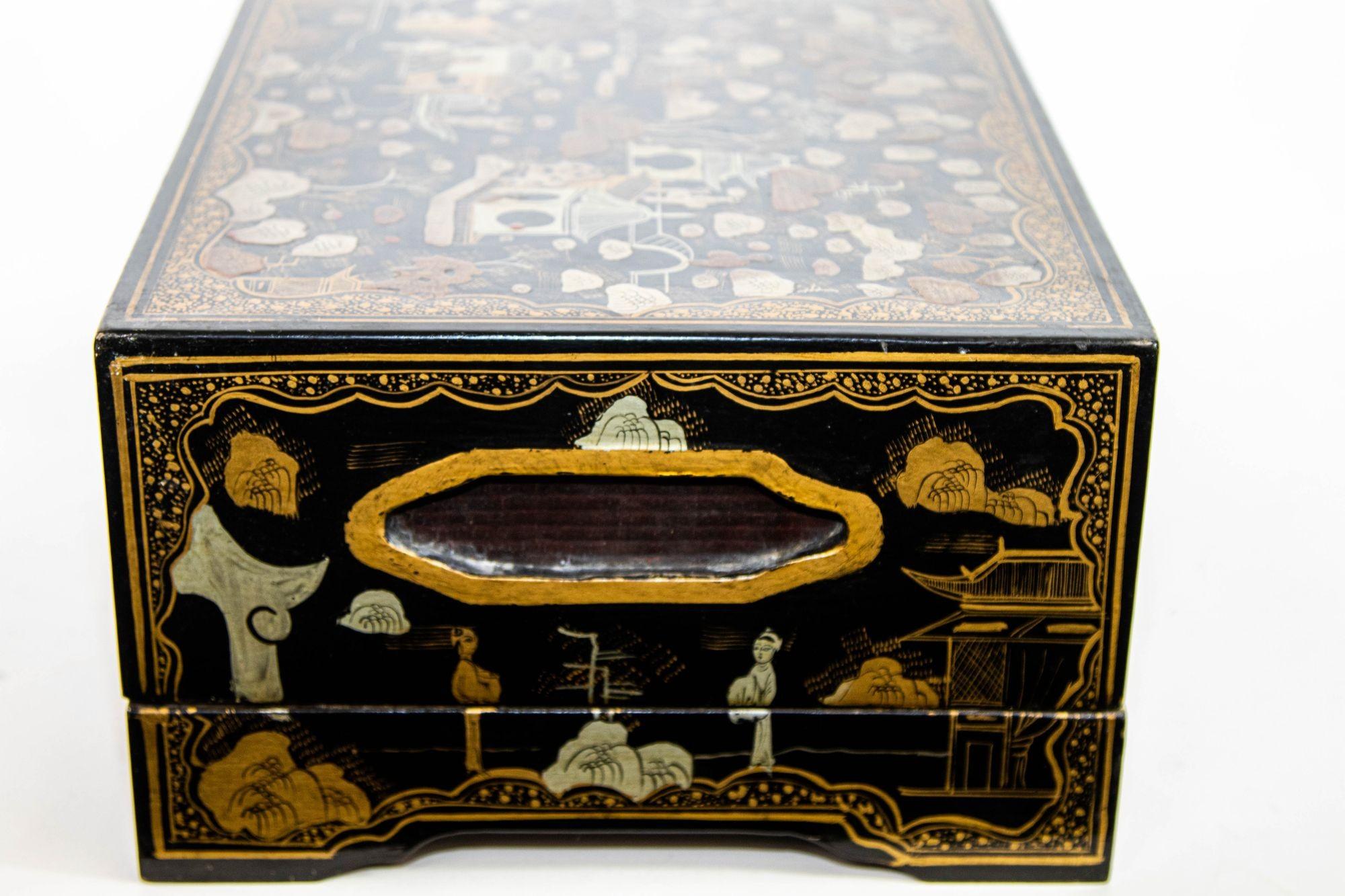 Gran caja rectangular de Chinoiserie lacada en negro y pintada de dorado Años 50 en venta 10