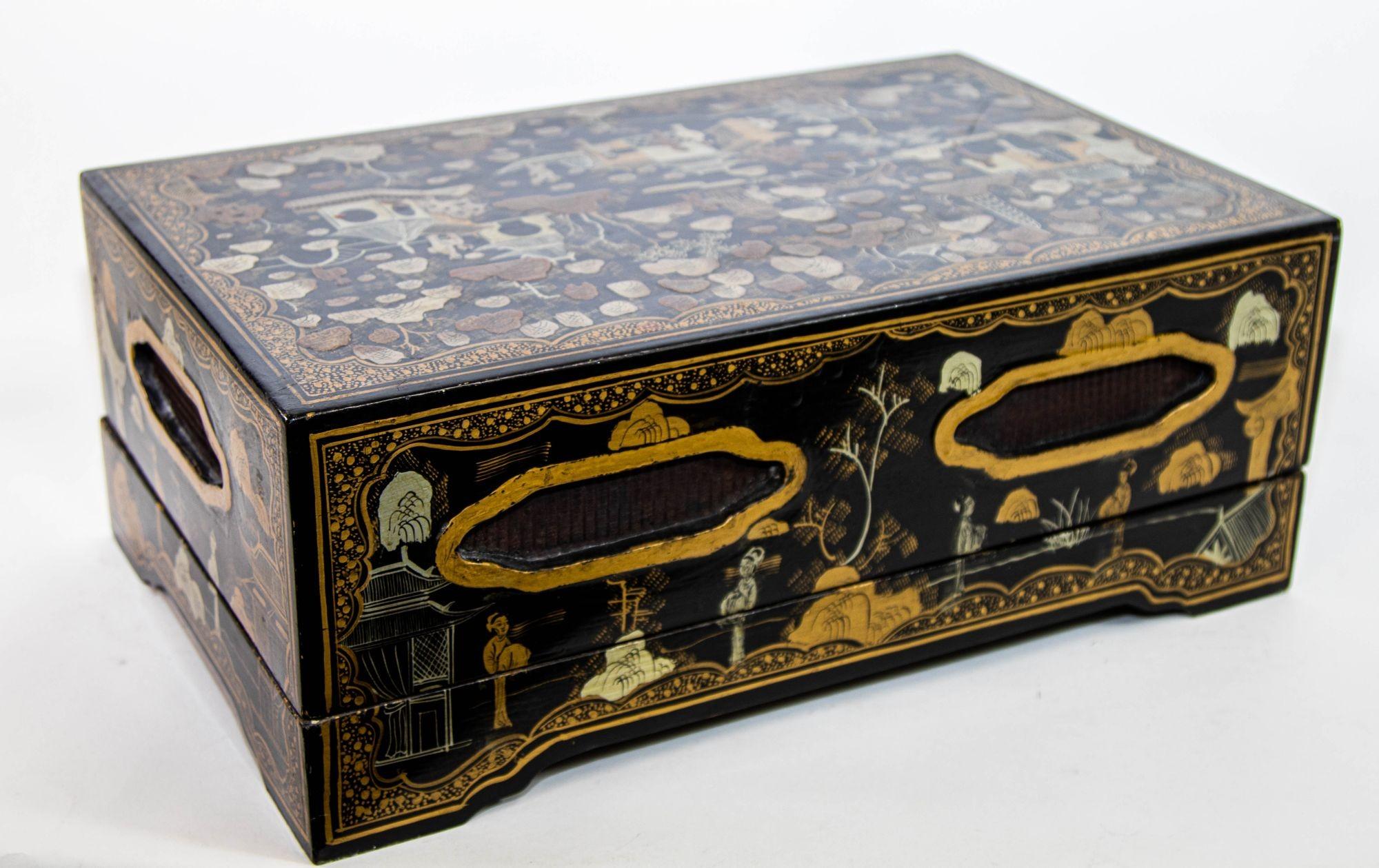 Gran caja rectangular de Chinoiserie lacada en negro y pintada de dorado Años 50 en venta 11