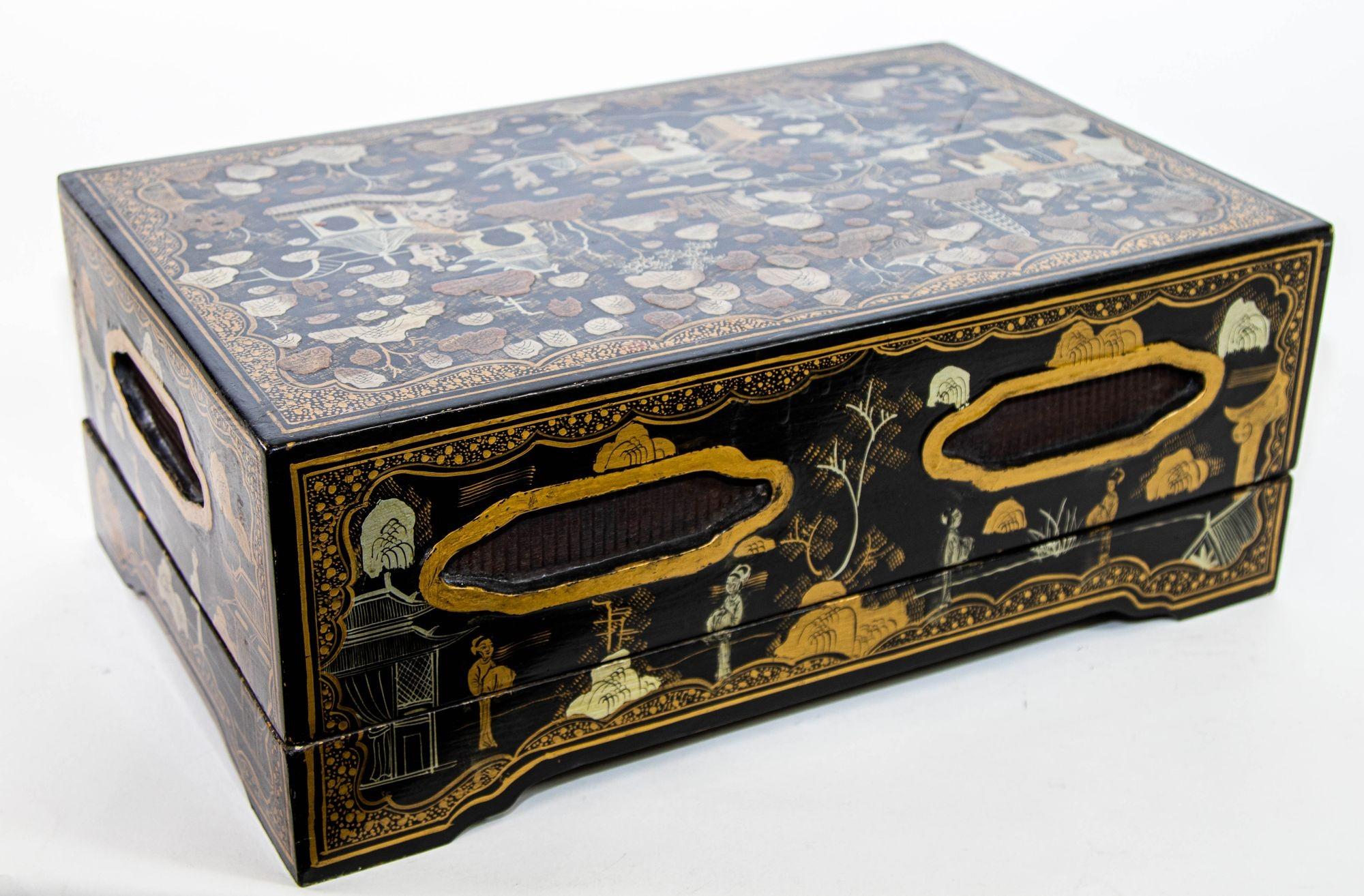 Gran caja rectangular de Chinoiserie lacada en negro y pintada de dorado Años 50 en venta 12