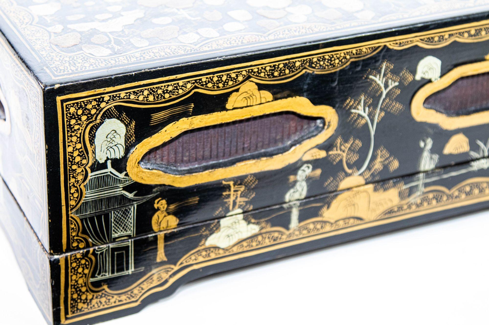 Gran caja rectangular de Chinoiserie lacada en negro y pintada de dorado Años 50 en venta 13