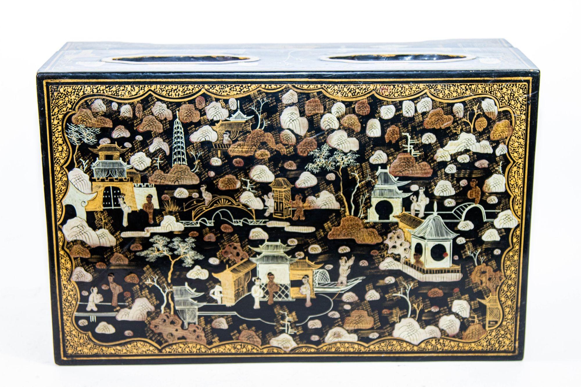 Gran caja rectangular de Chinoiserie lacada en negro y pintada de dorado Años 50
Gran caja china lacada en negro con numerosas figuras y detalles dorados.
Caja rectangular china de laca negra y pintura dorada, fabricada para el mercado de