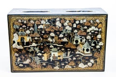 Gran caja rectangular de Chinoiserie lacada en negro y pintada de dorado Años 50