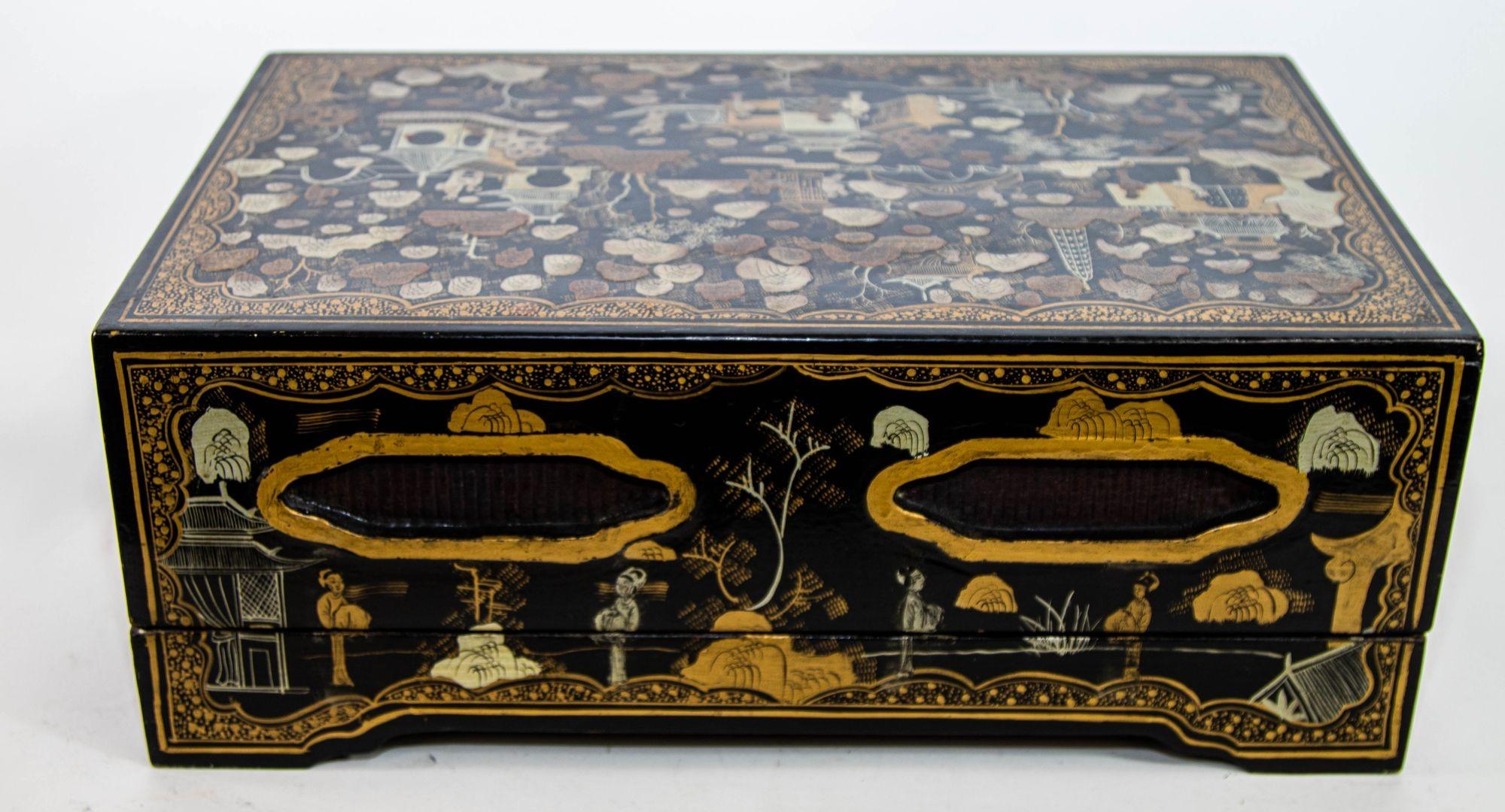 Gran caja rectangular de Chinoiserie lacada en negro y pintada de dorado Años 50 en venta 14