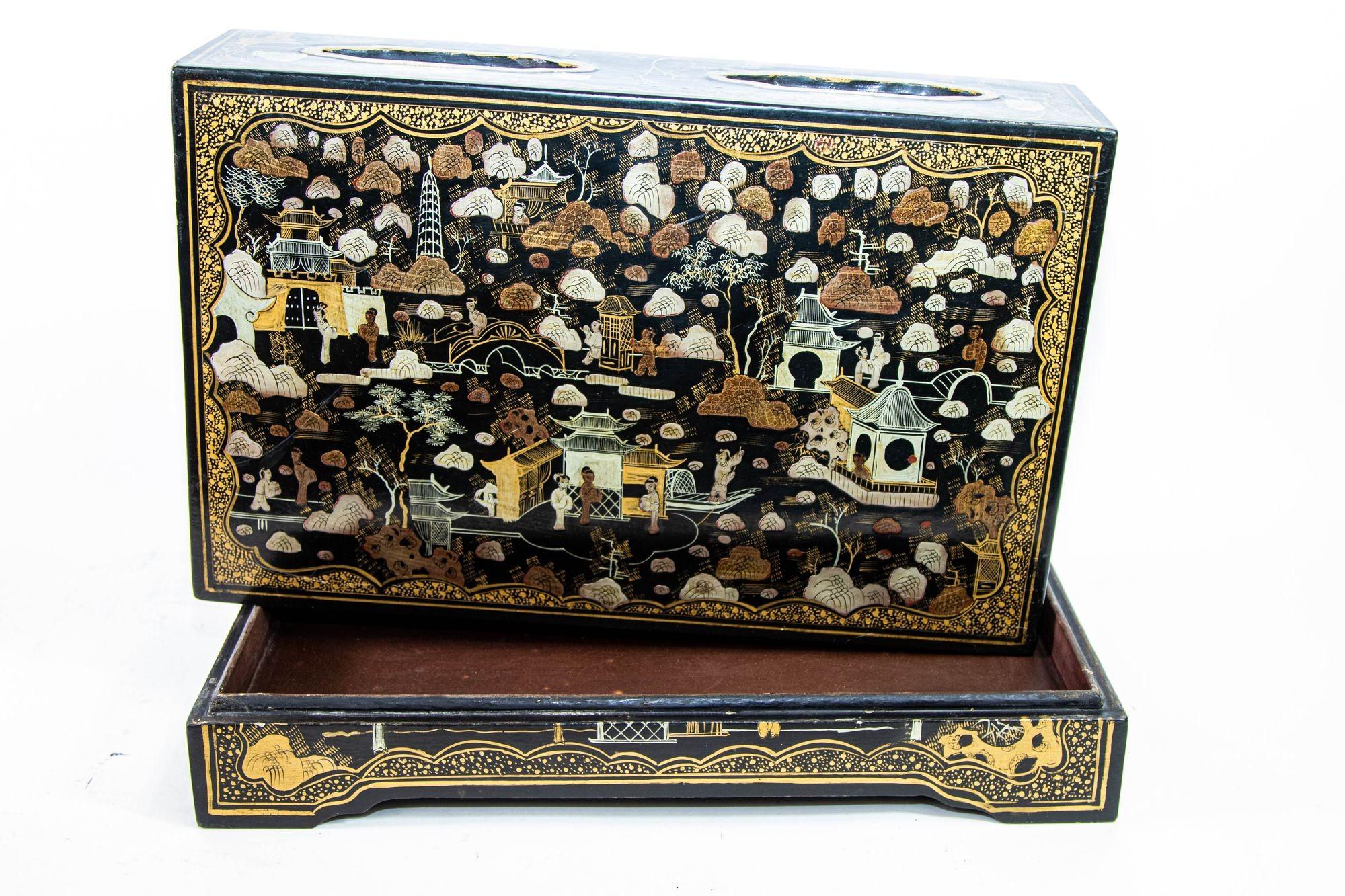 Gran caja rectangular de Chinoiserie lacada en negro y pintada de dorado Años 50 Hecho a mano en venta