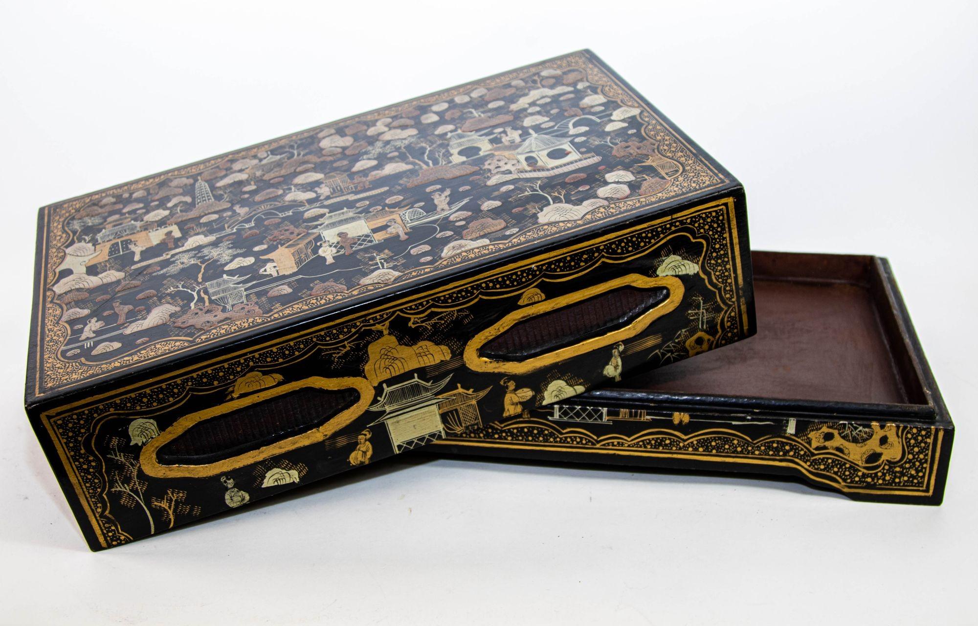 Gran caja rectangular de Chinoiserie lacada en negro y pintada de dorado Años 50 en Bueno estado para la venta en North Hollywood, CA