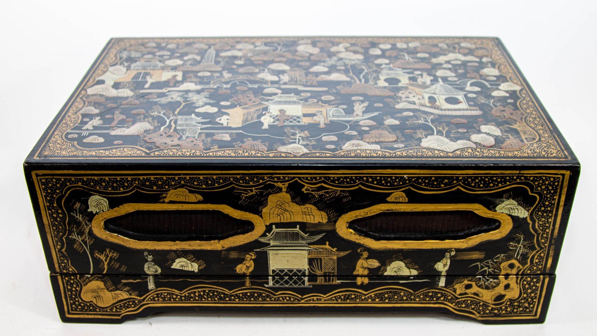 Gran caja rectangular de Chinoiserie lacada en negro y pintada de dorado Años 50 siglo XX en venta