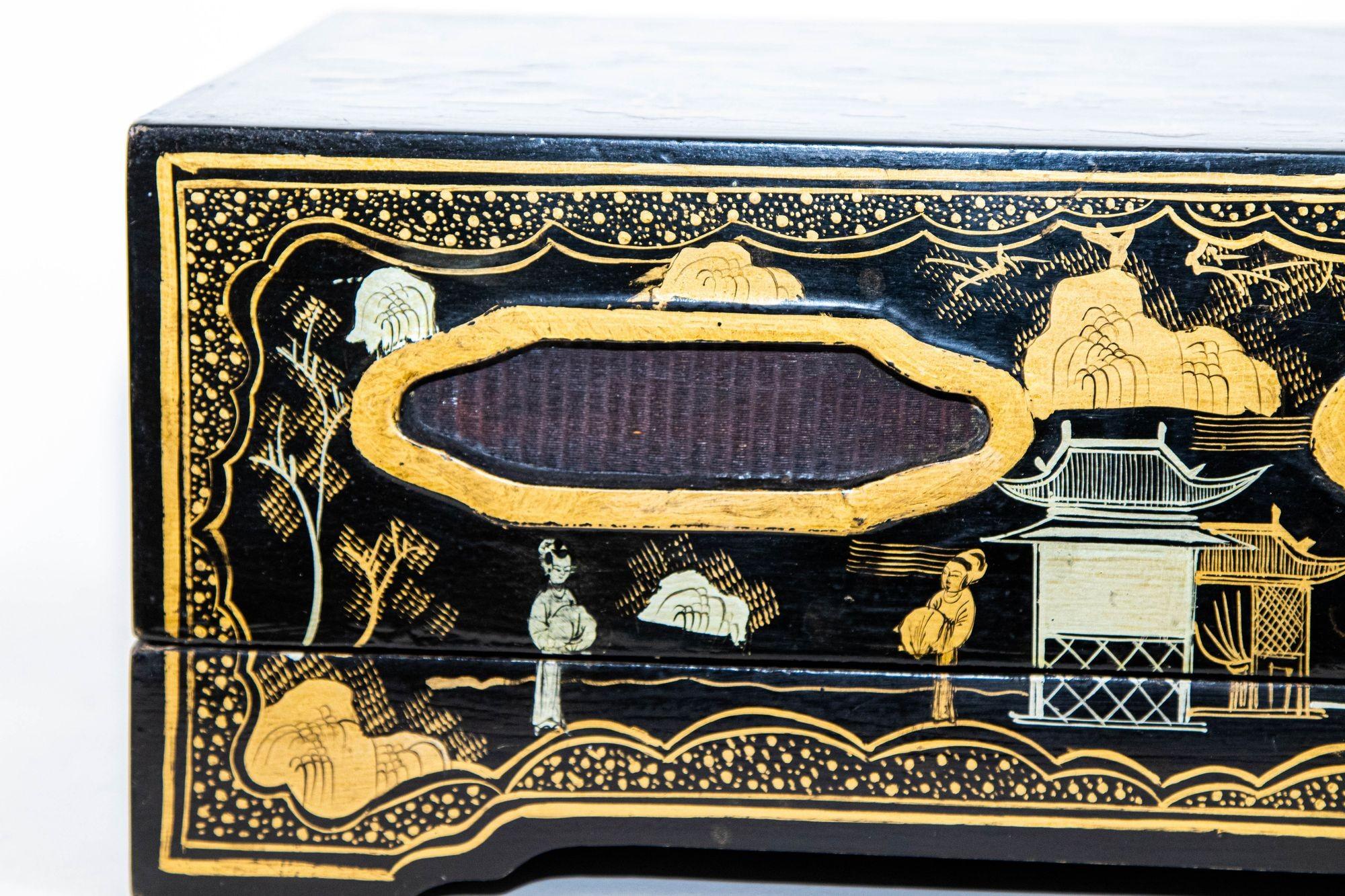 Gran caja rectangular de Chinoiserie lacada en negro y pintada de dorado Años 50 en venta 2