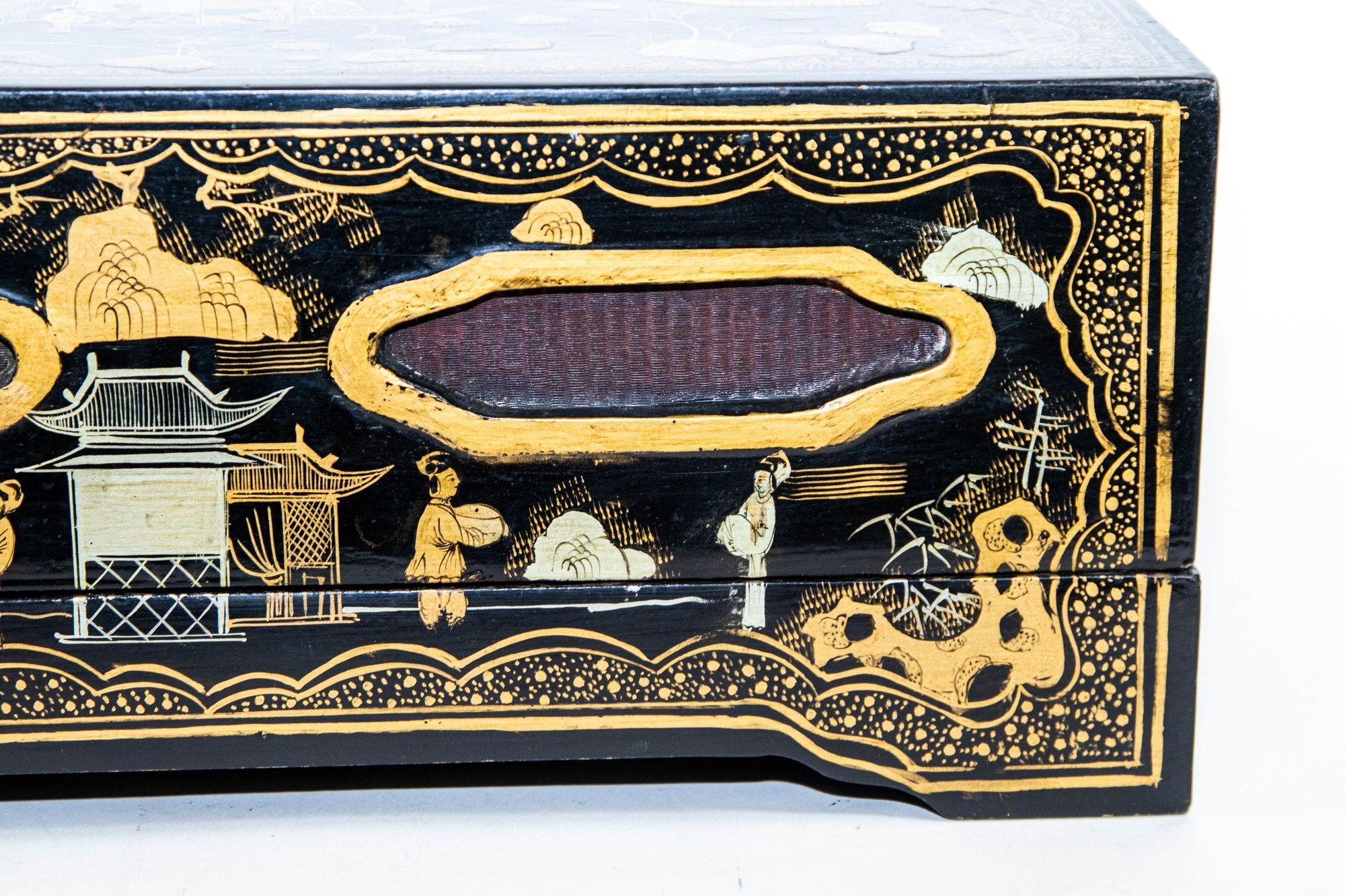 Gran caja rectangular de Chinoiserie lacada en negro y pintada de dorado Años 50 en venta 3