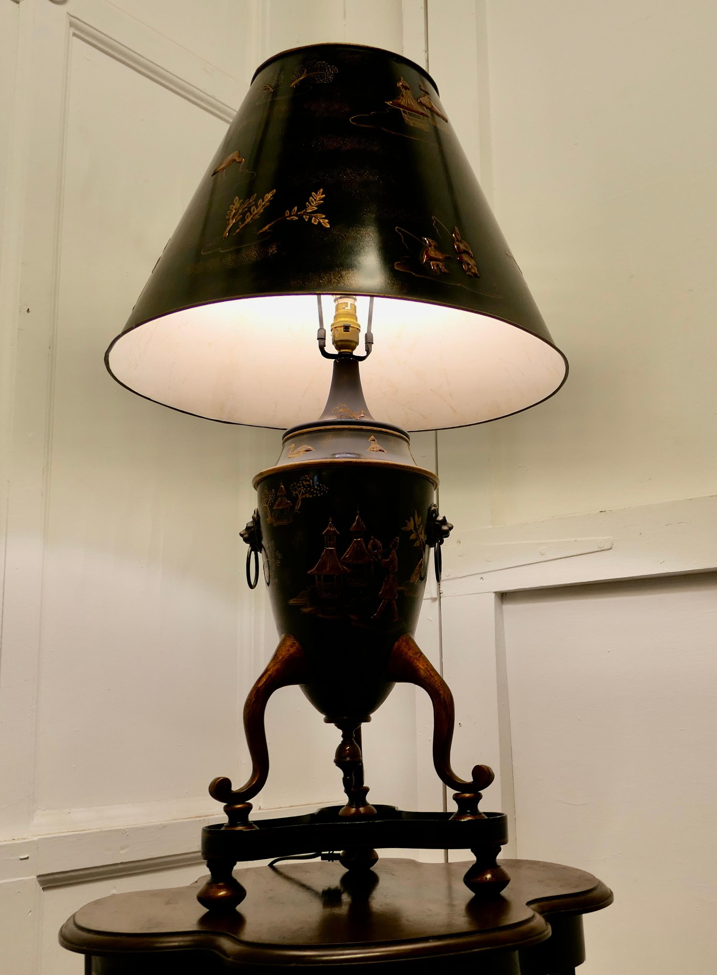 Large Chinoiserie Toleware Table Lamp, Black and Gold Lacquer In Good Condition For Sale In Godshill, Isle of Wight