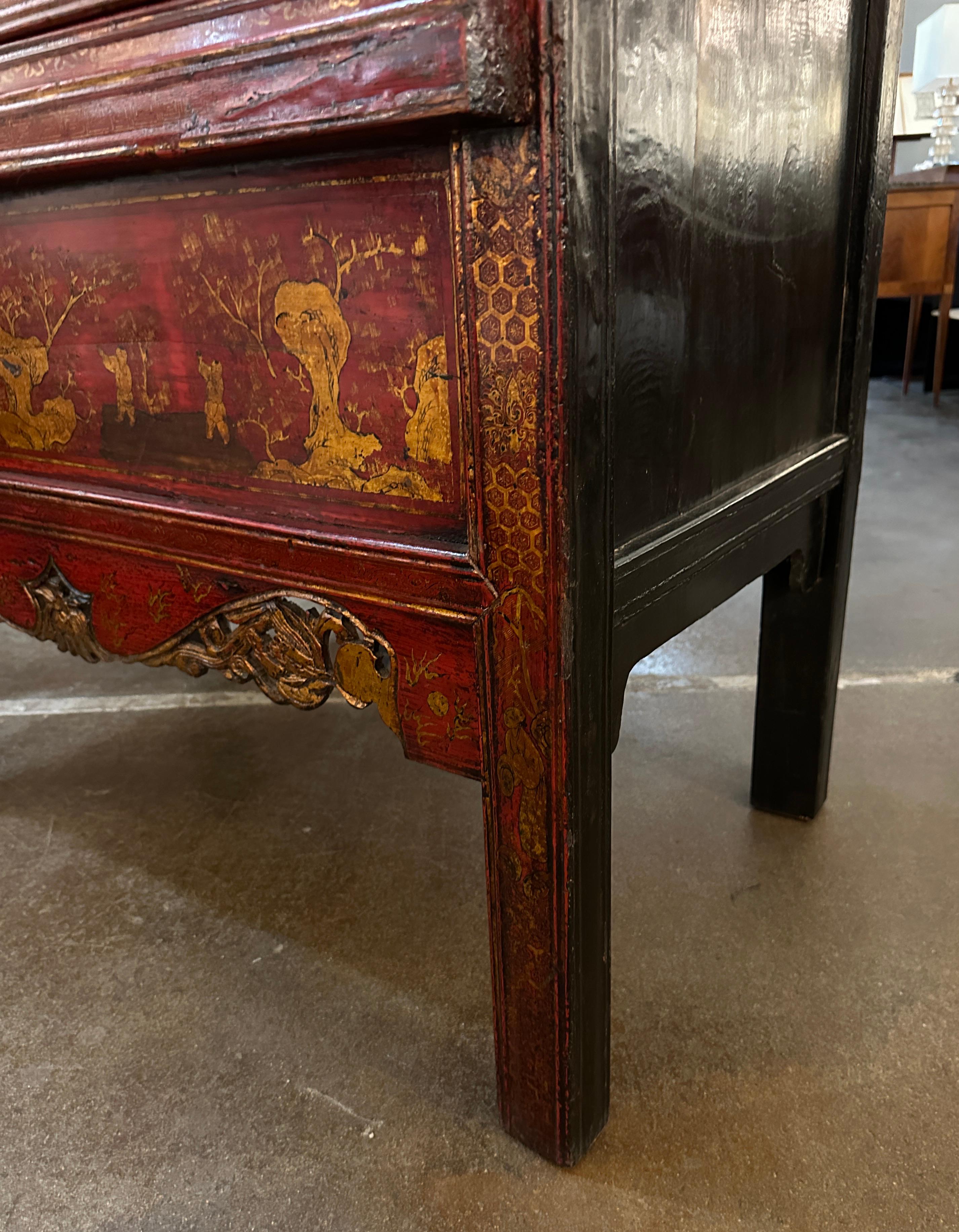 Gran Armario o Armoire Chinoserie Lacado Rojo con Detalles Dorados en venta 4