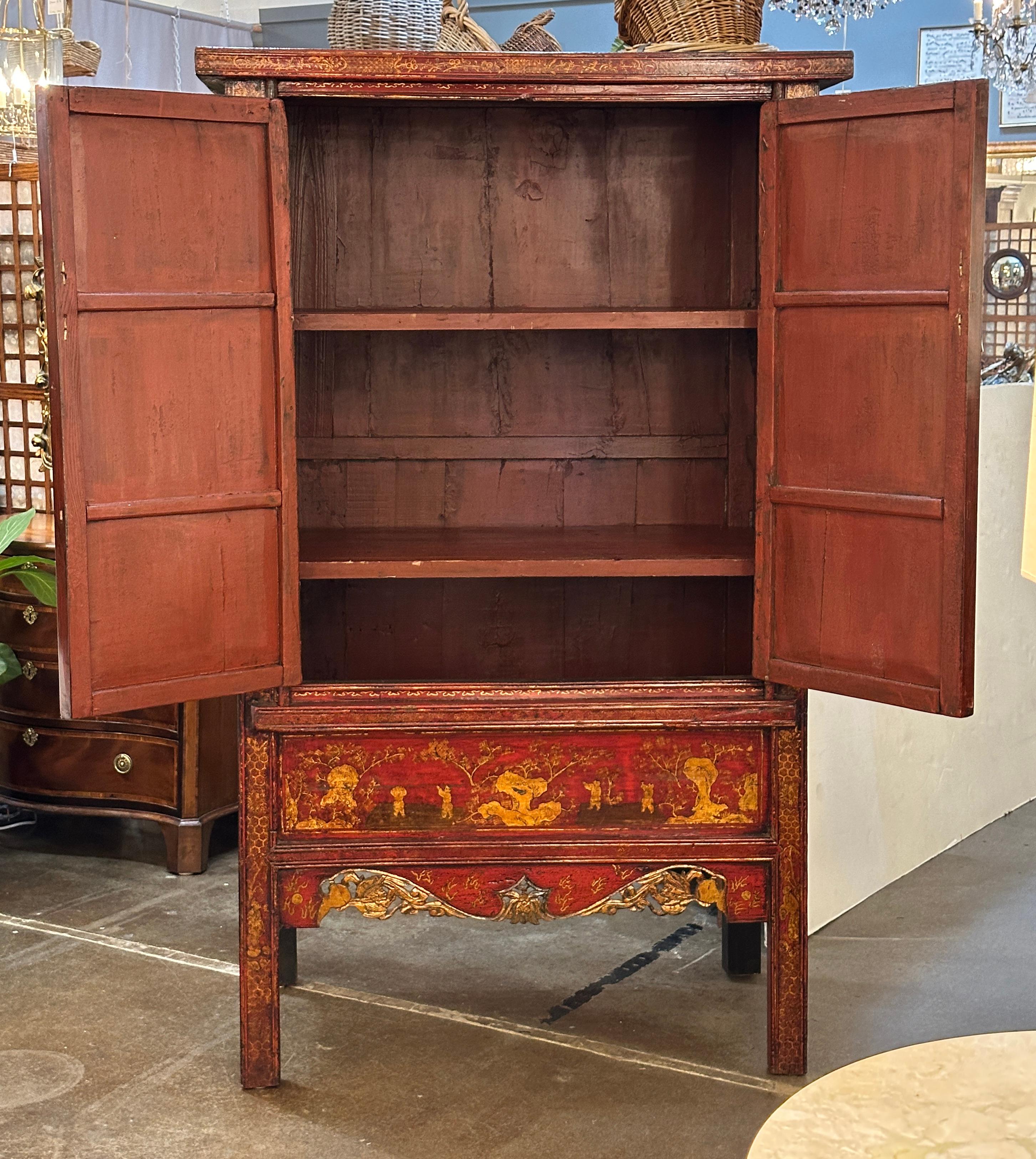 Gran Armario o Armoire Chinoserie Lacado Rojo con Detalles Dorados en venta 6