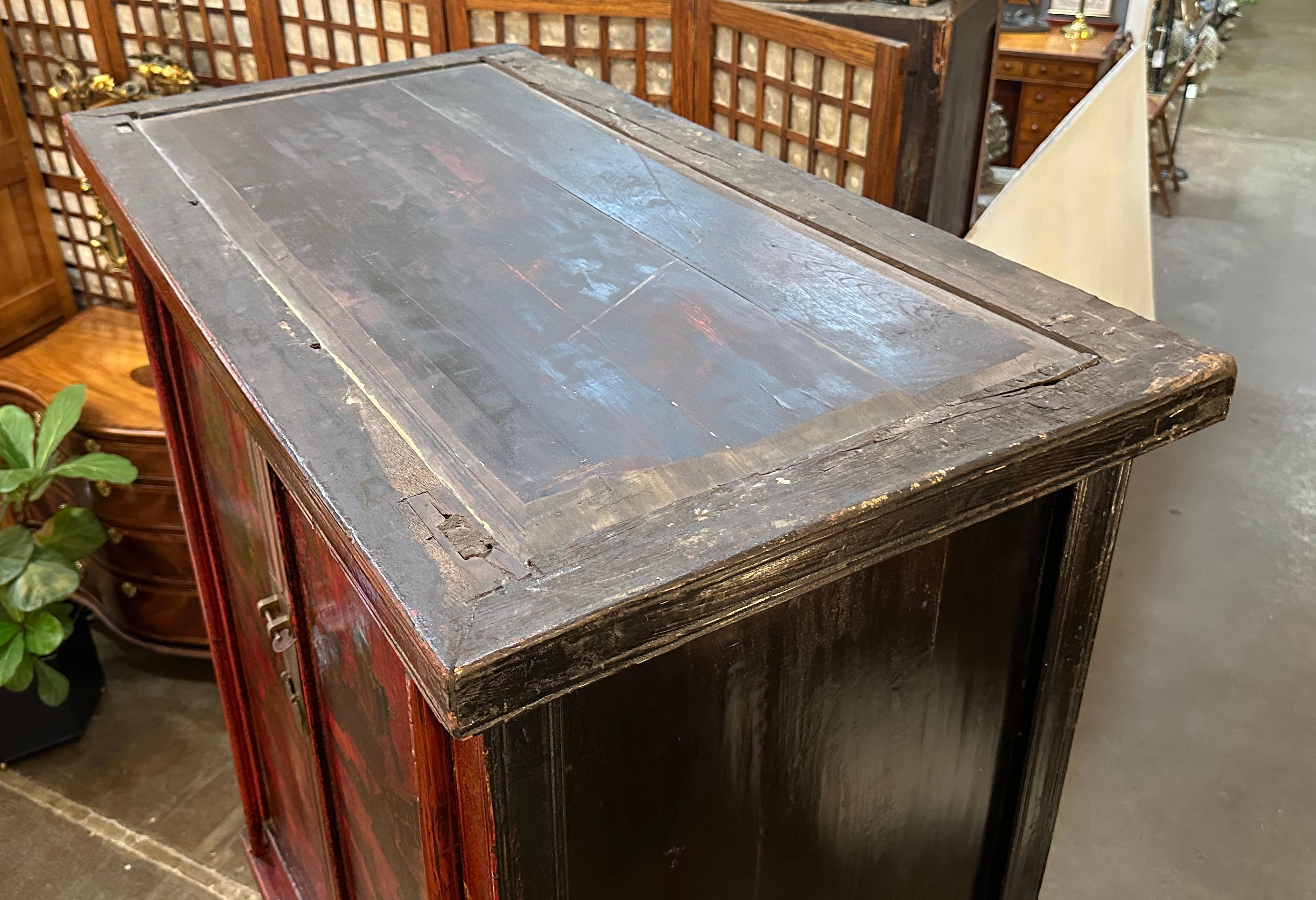 Gran Armario o Armoire Chinoserie Lacado Rojo con Detalles Dorados en venta 7