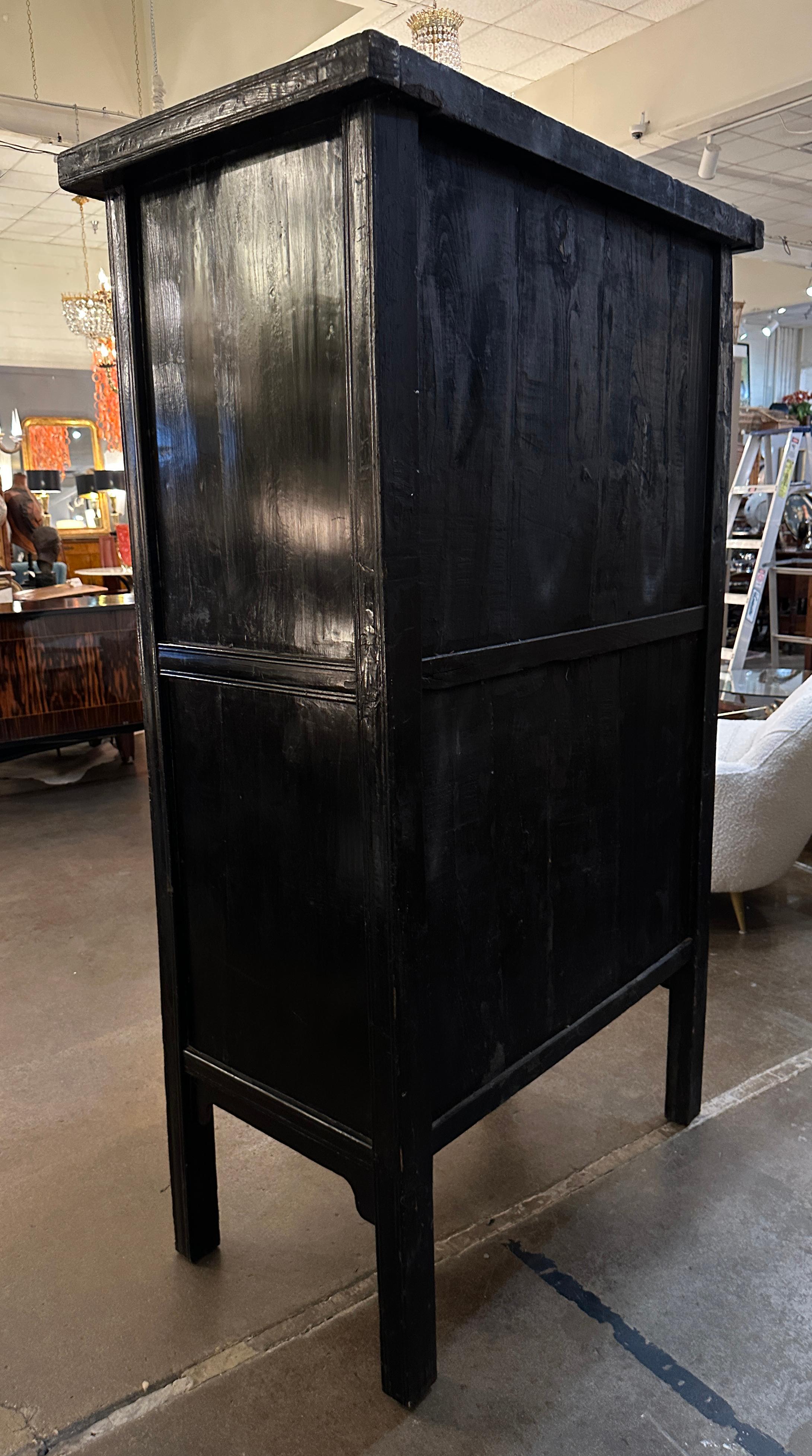 Gran Armario o Armoire Chinoserie Lacado Rojo con Detalles Dorados en venta 8