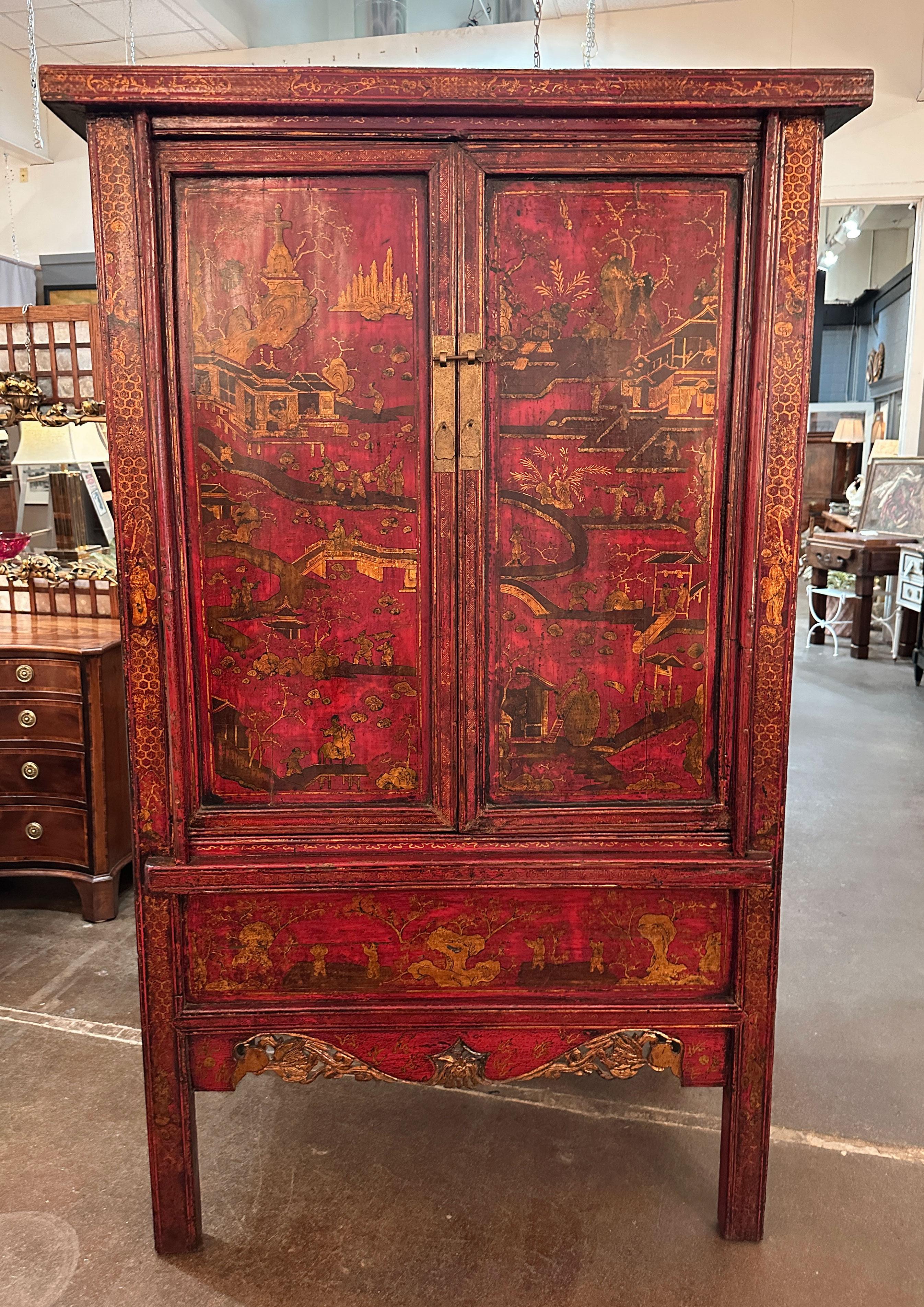 Gran Armario o Armoire Chinoserie Lacado Rojo con Detalles Dorados Chinoiserie en venta