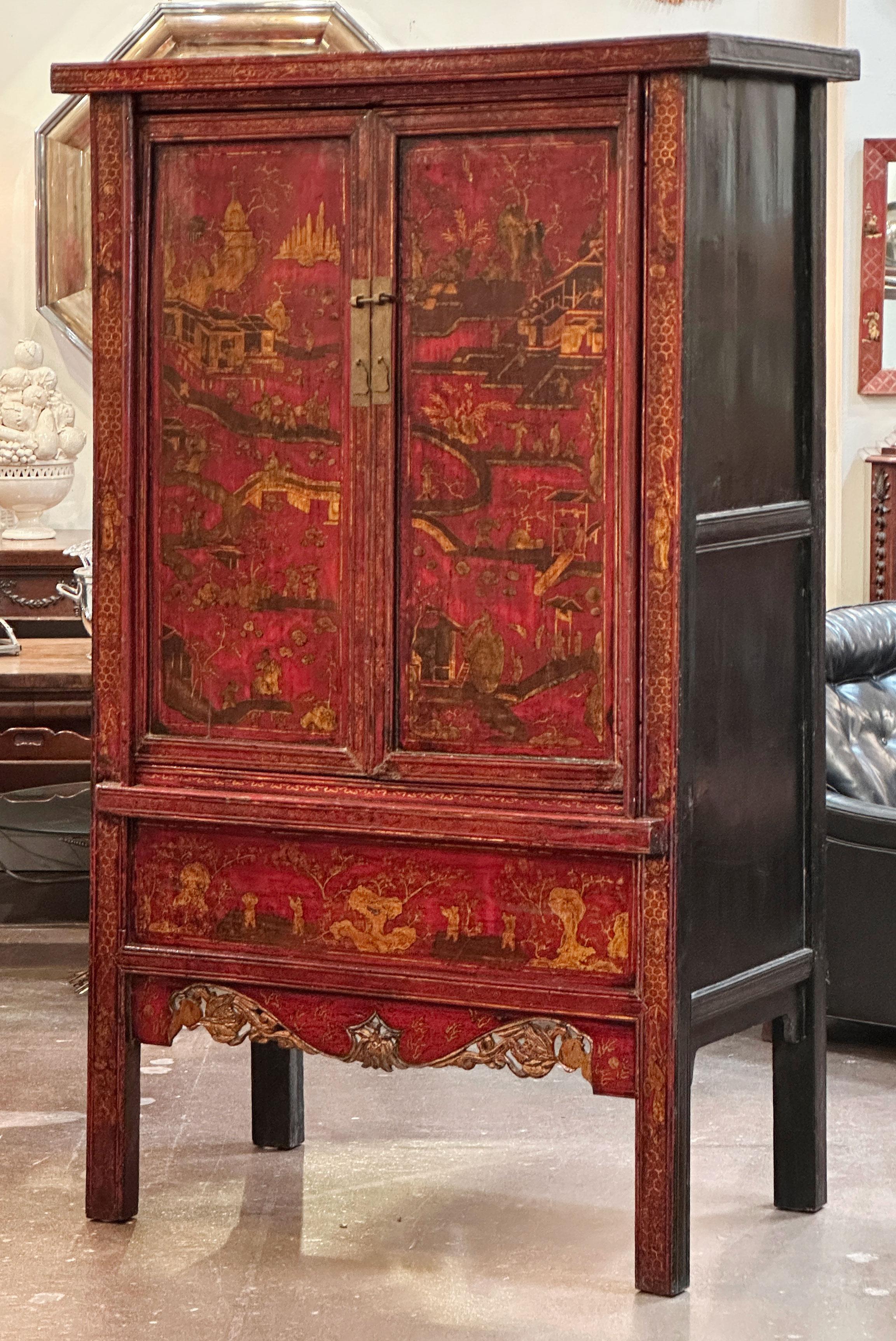 Gran Armario o Armoire Chinoserie Lacado Rojo con Detalles Dorados en Bueno estado para la venta en Austin, TX