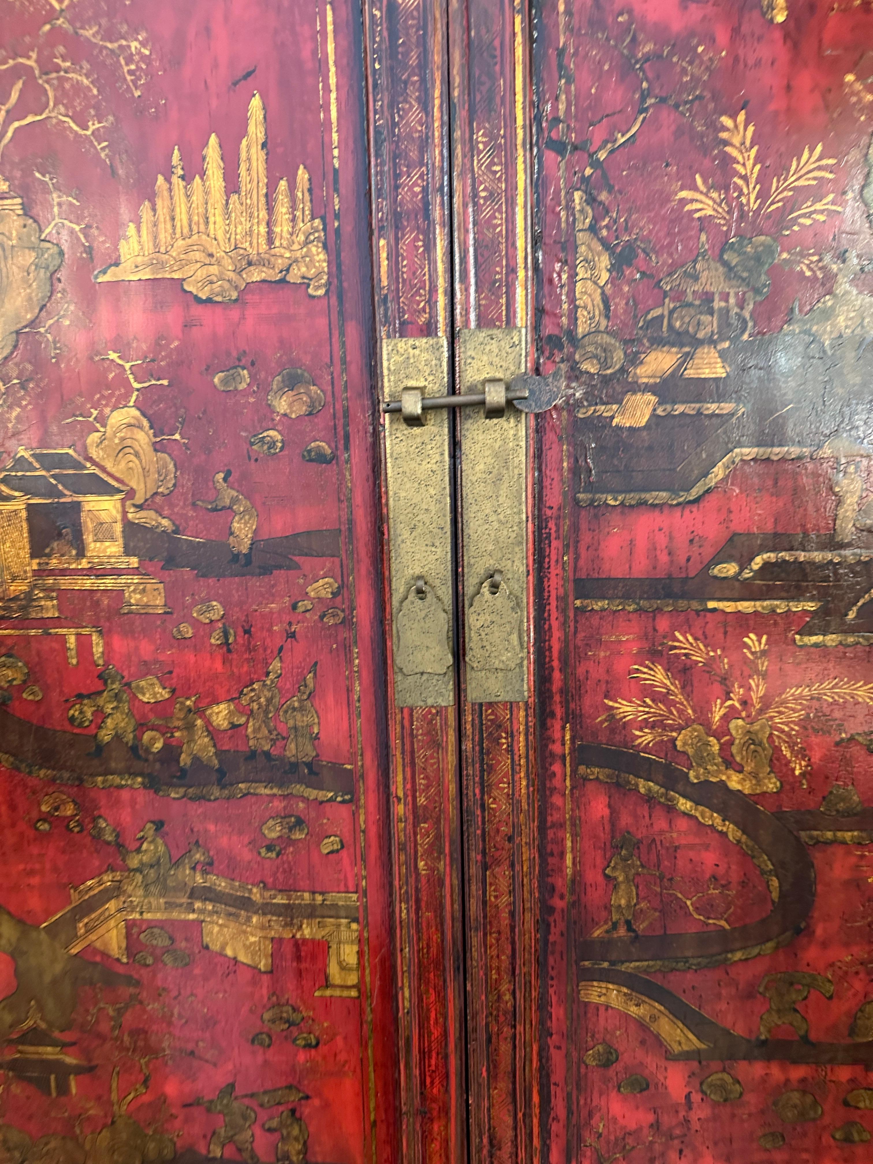 Gran Armario o Armoire Chinoserie Lacado Rojo con Detalles Dorados siglo XX en venta