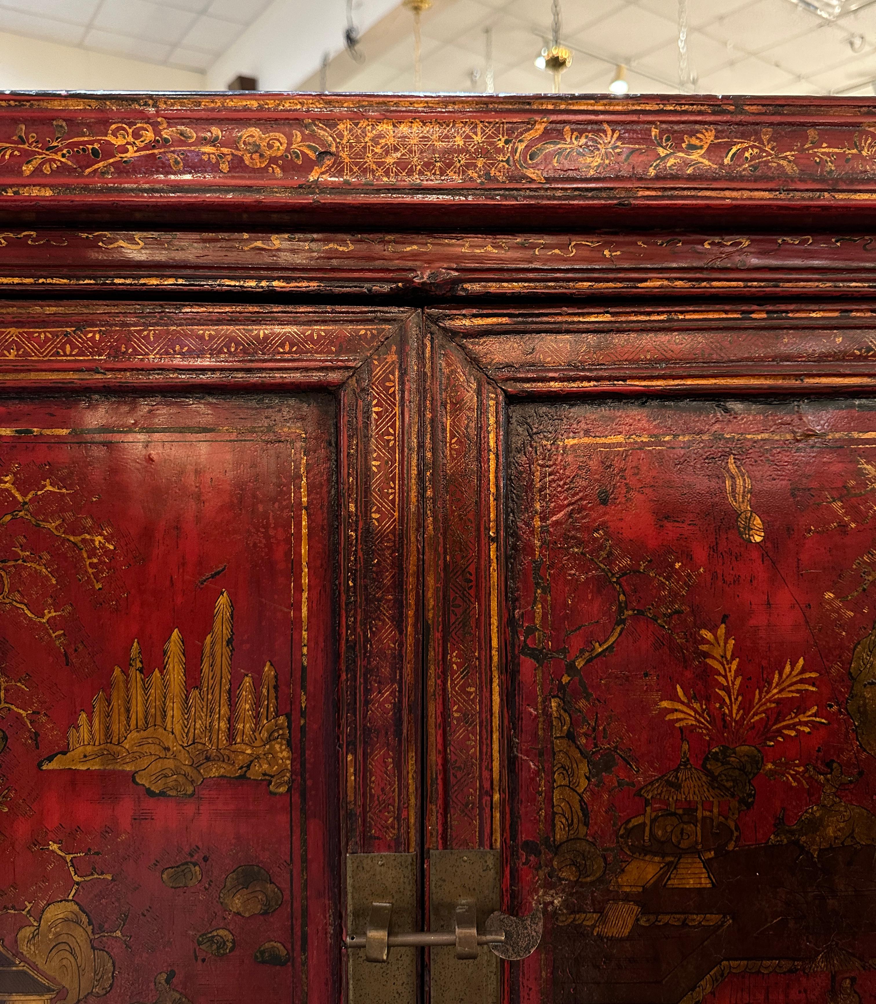 Gran Armario o Armoire Chinoserie Lacado Rojo con Detalles Dorados Madera en venta