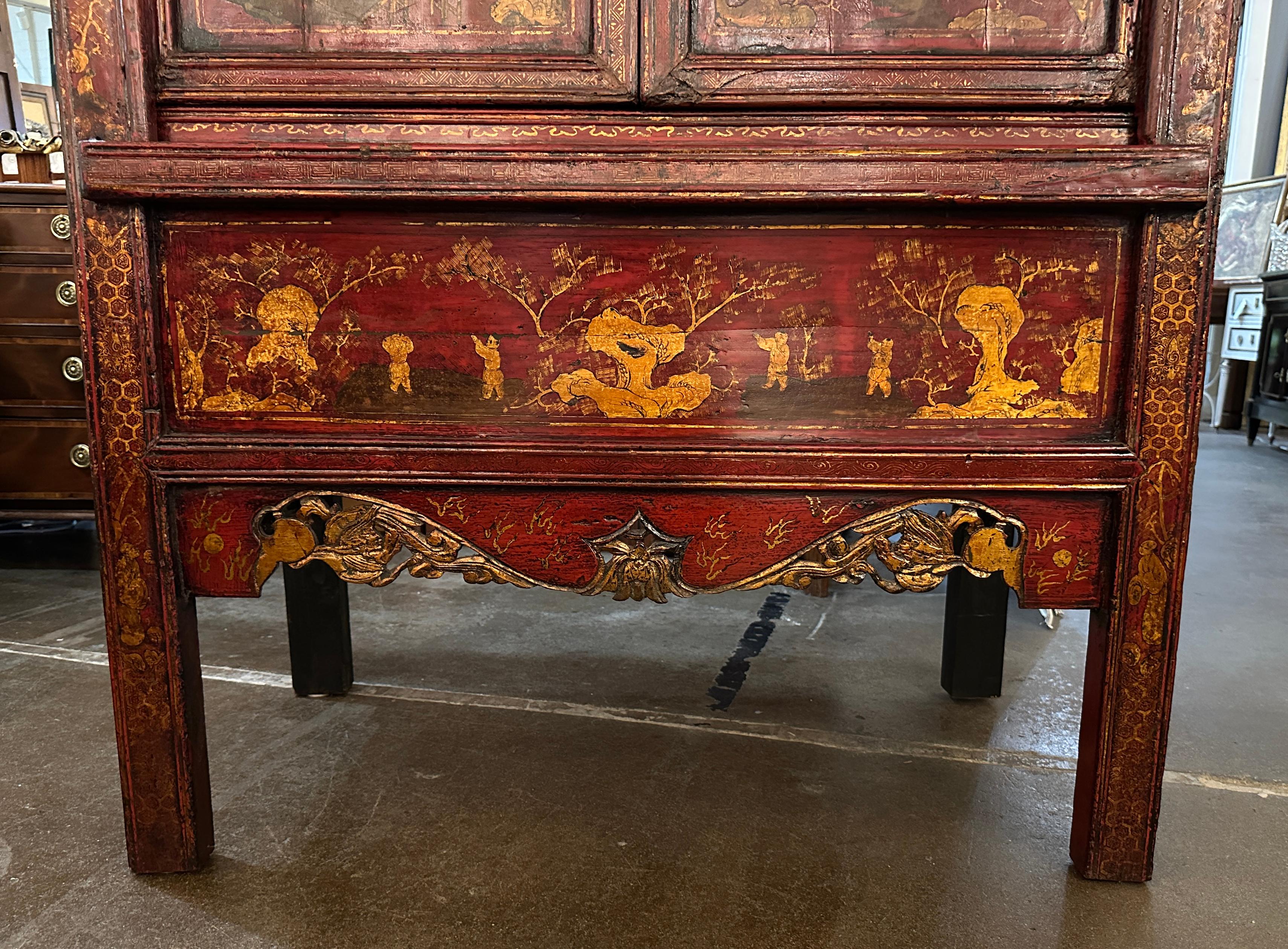 Gran Armario o Armoire Chinoserie Lacado Rojo con Detalles Dorados en venta 1