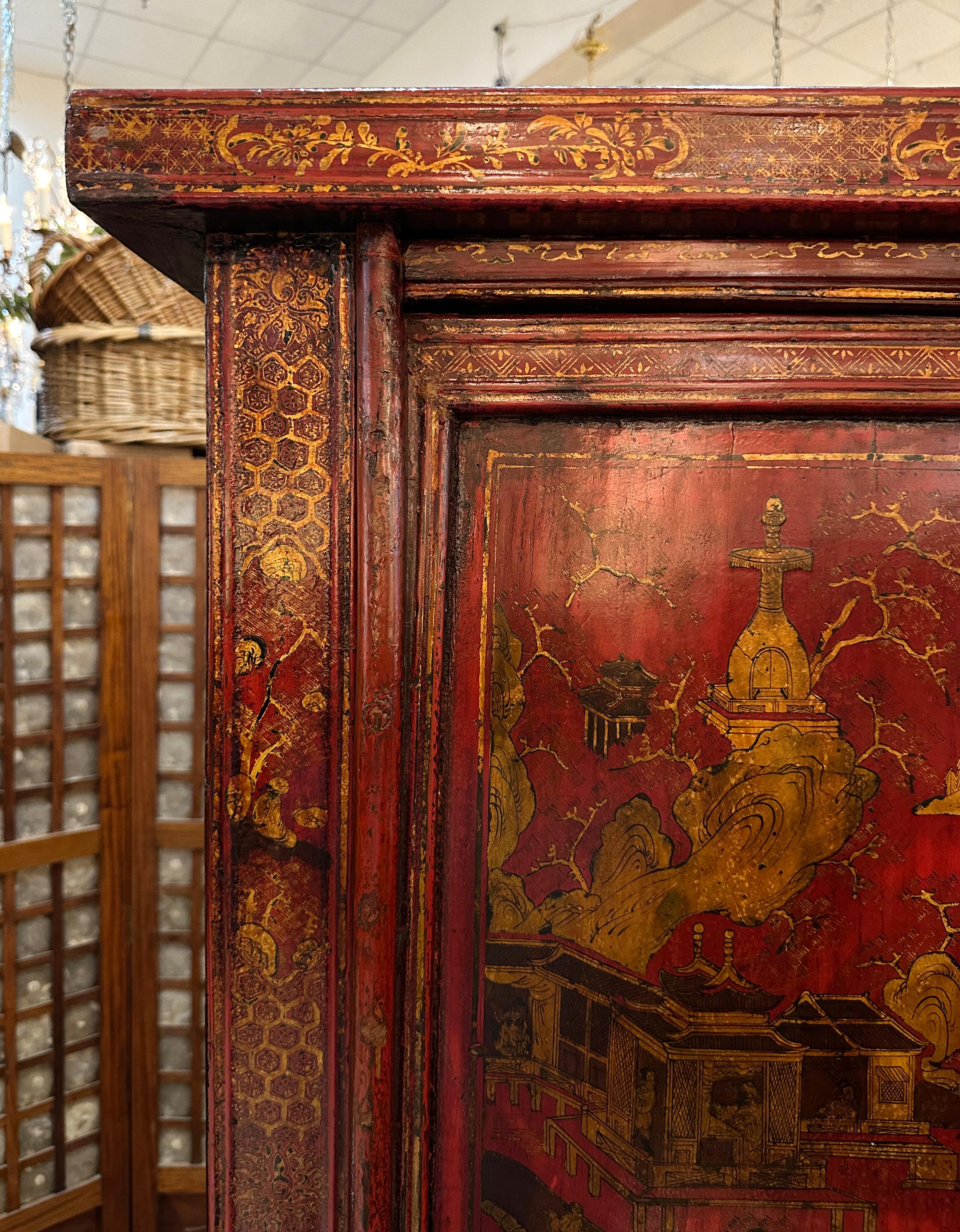 Gran Armario o Armoire Chinoserie Lacado Rojo con Detalles Dorados en venta 3