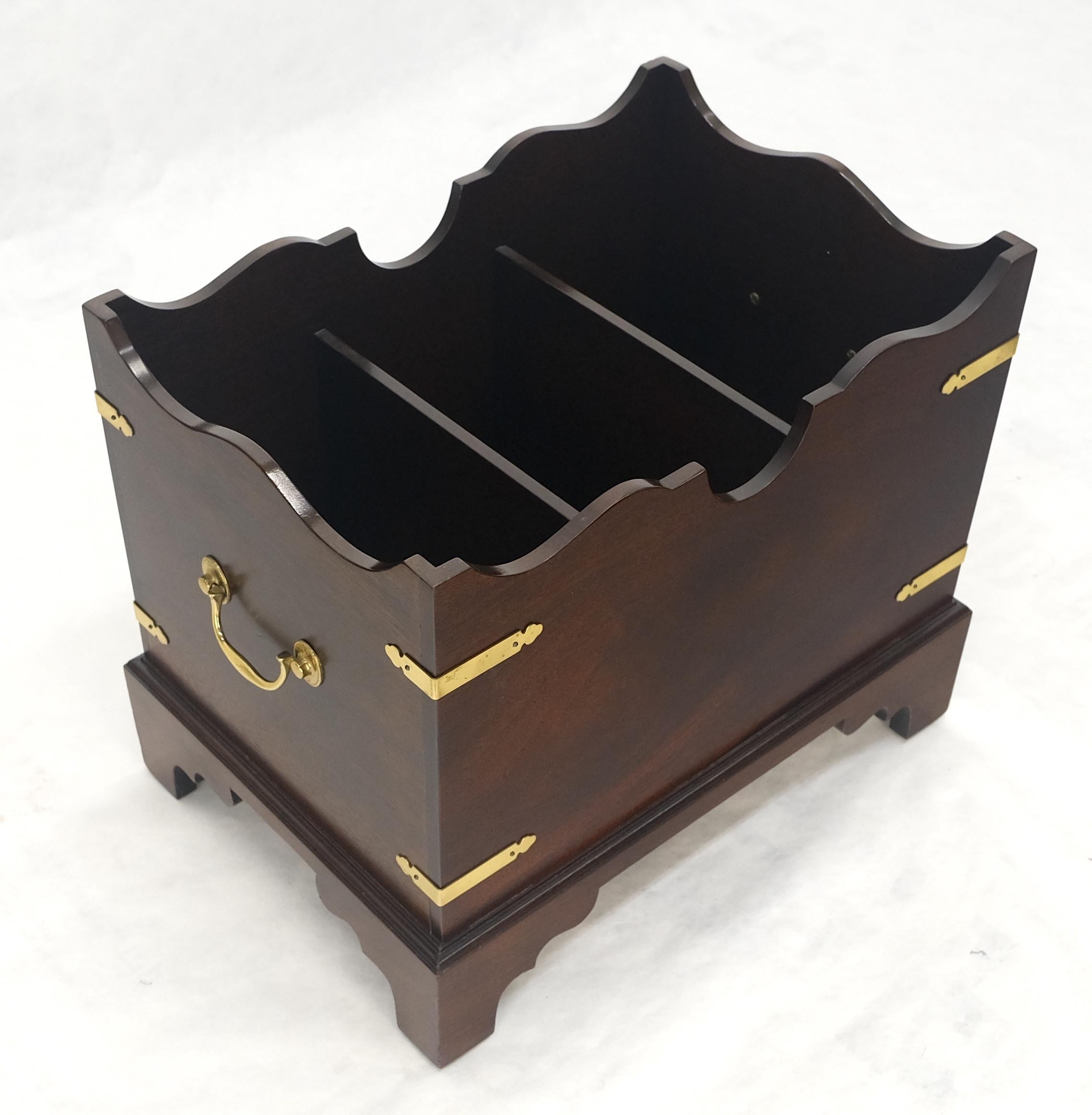 Grand porte-revues Chippendale de style Campaigner en acajou et laiton c1970s MINT en vente 4